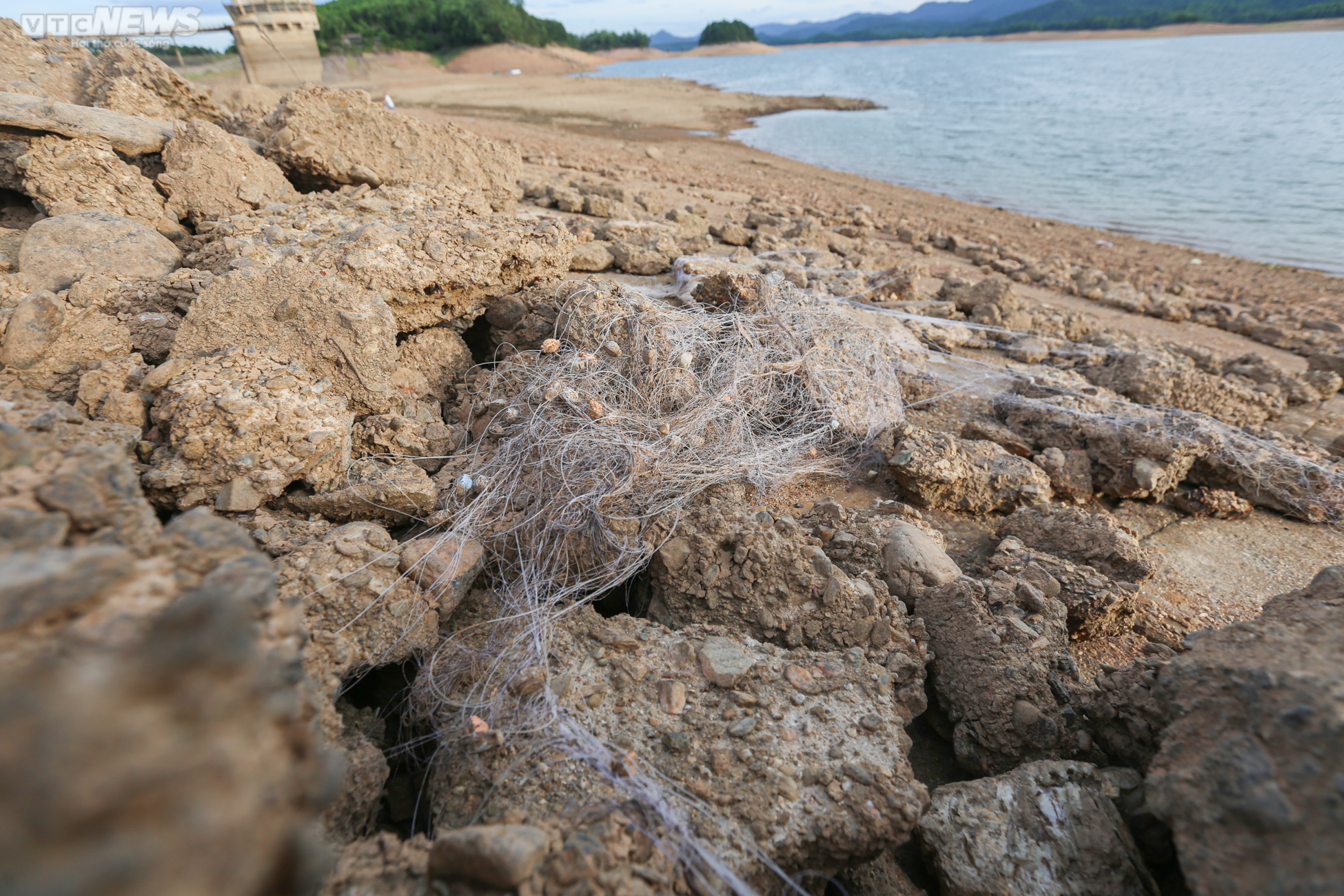 Nước cạn trơ đáy, người dân đi xe máy dưới lòng hồ Kẻ Gỗ - 7