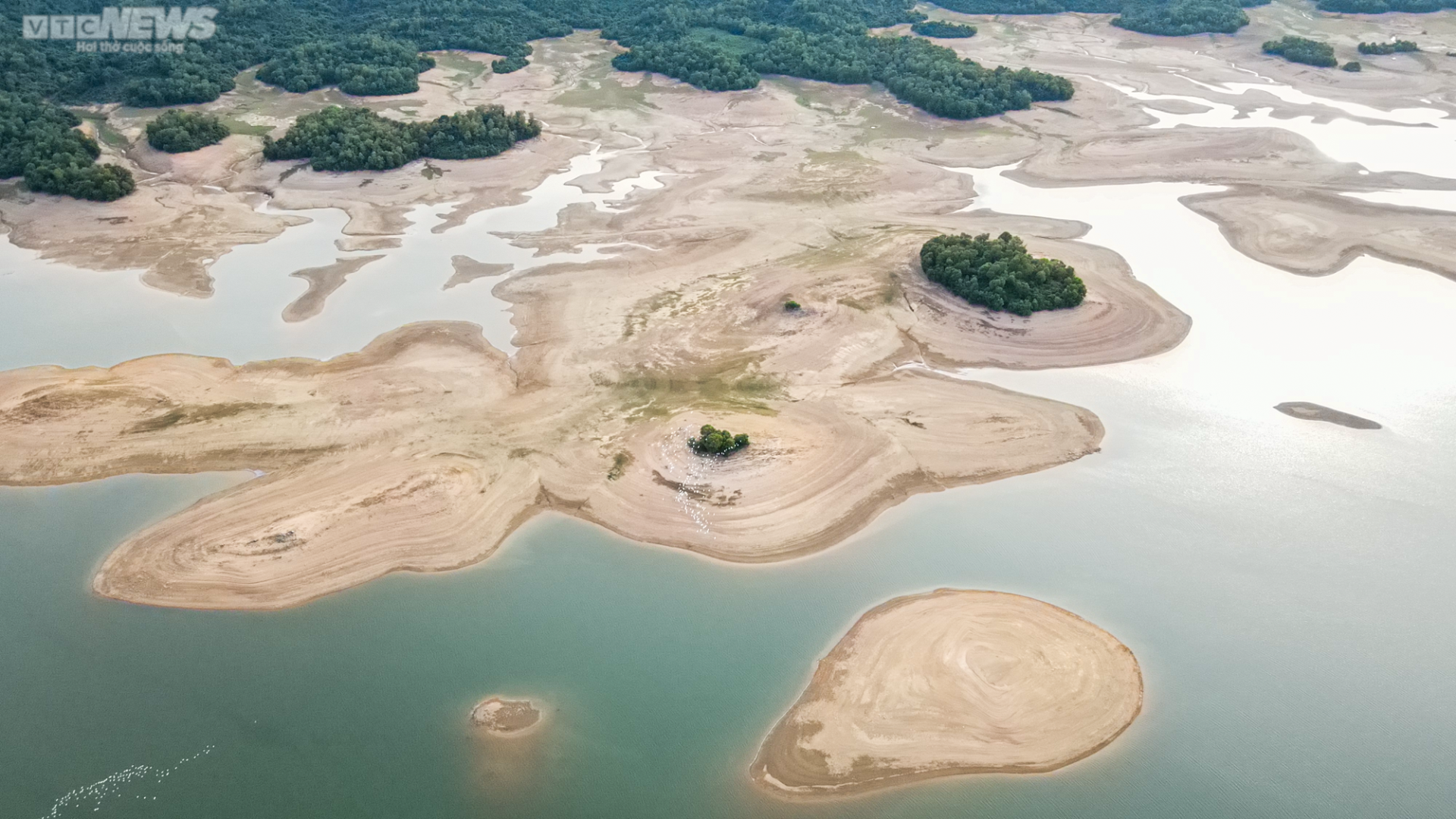 Nước cạn trơ đáy, người dân đi xe máy dưới lòng hồ Kẻ Gỗ - 11