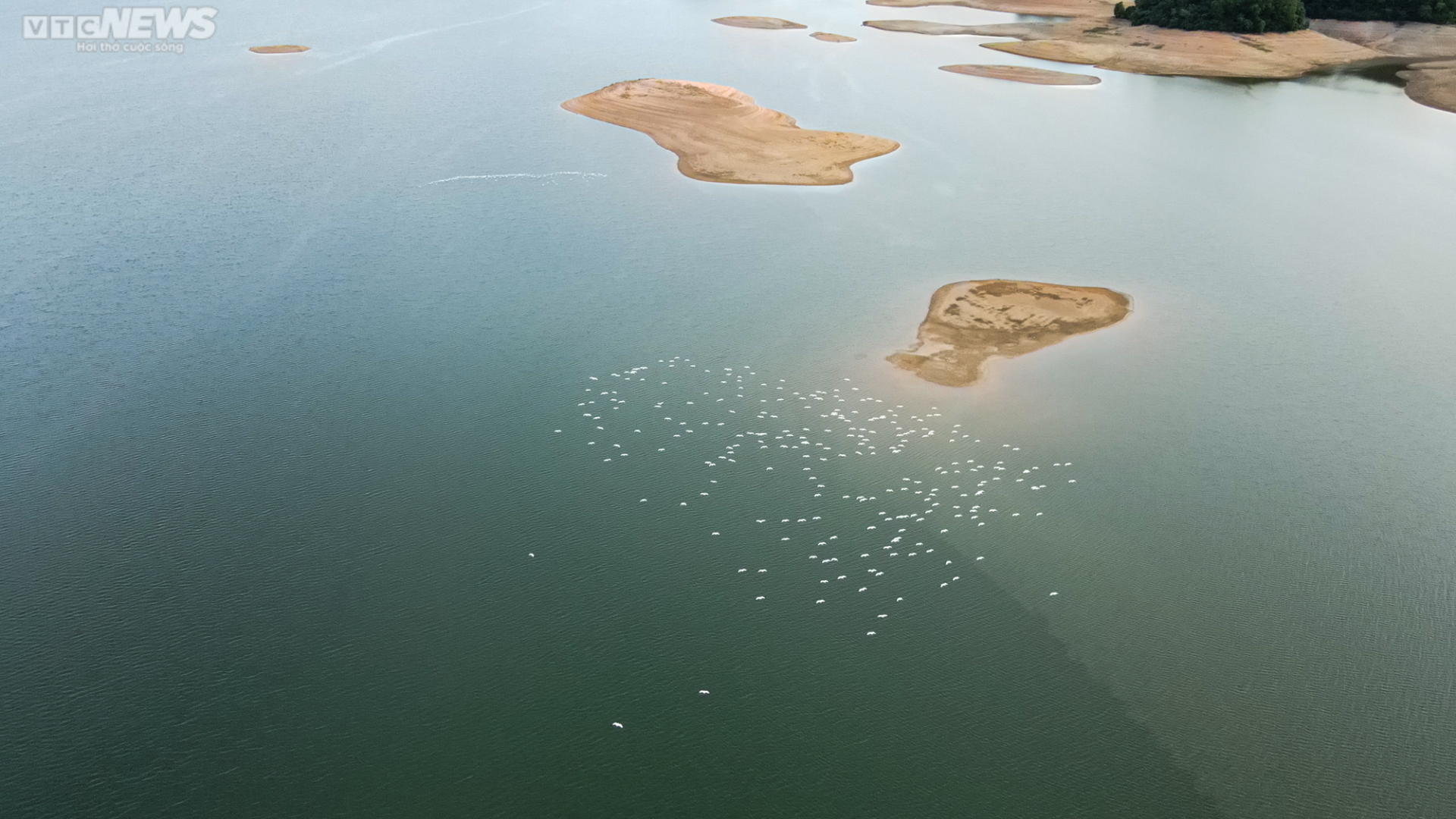 Nước cạn trơ đáy, người dân đi xe máy dưới lòng hồ Kẻ Gỗ - 12