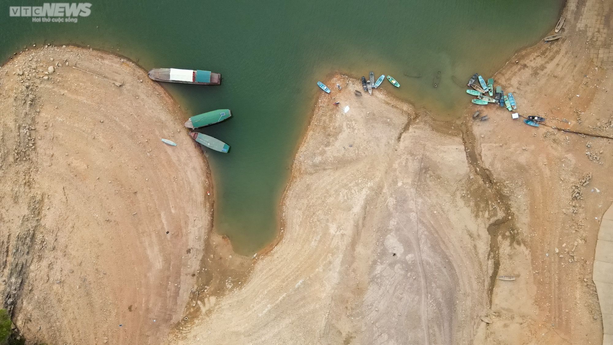 Nước cạn trơ đáy, người dân đi xe máy dưới lòng hồ Kẻ Gỗ - 19