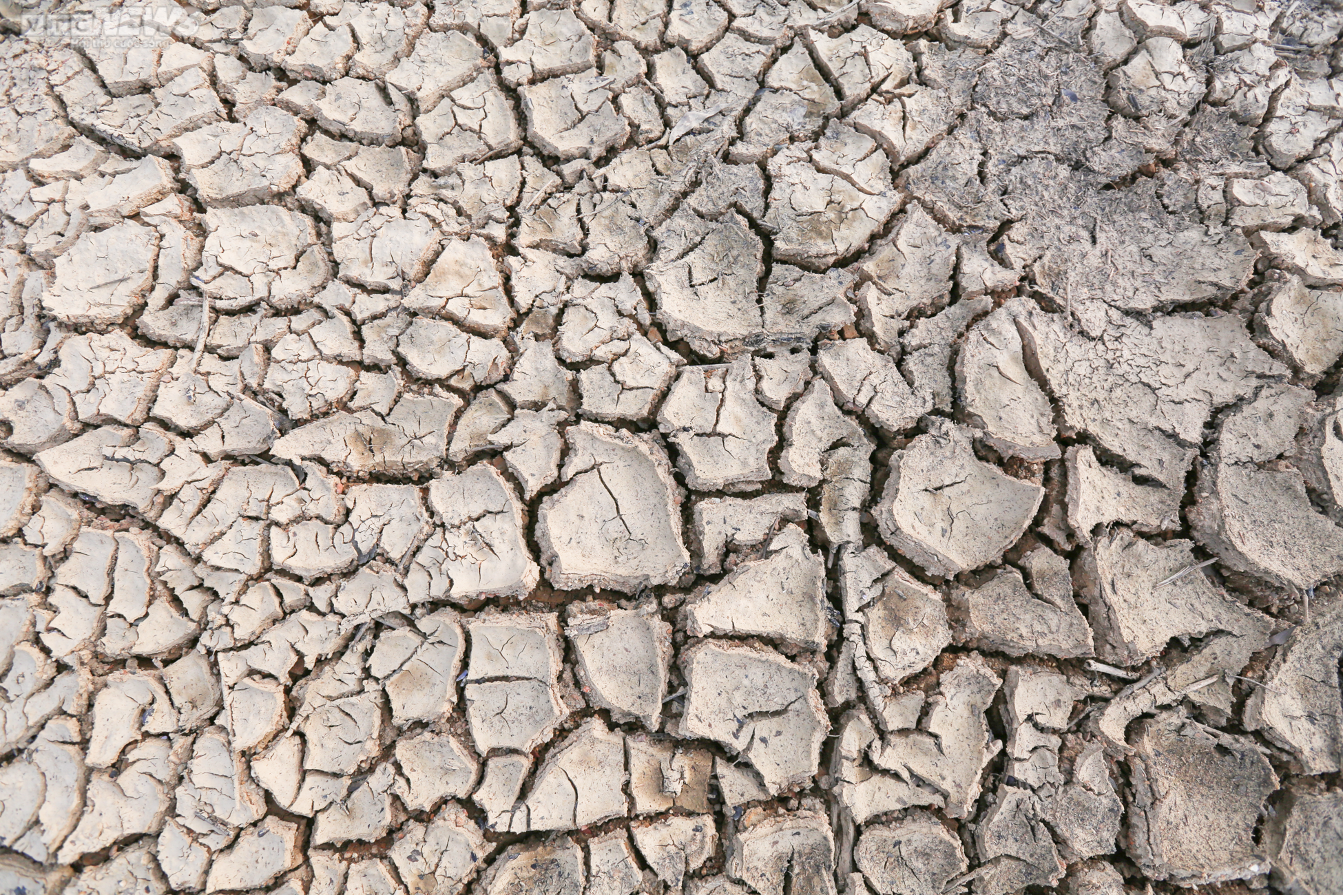 Nước cạn trơ đáy, người dân đi xe máy dưới lòng hồ Kẻ Gỗ - 9