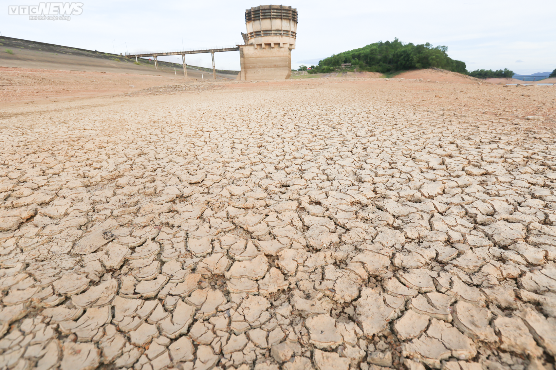 Nước cạn trơ đáy, người dân đi xe máy dưới lòng hồ Kẻ Gỗ - 16