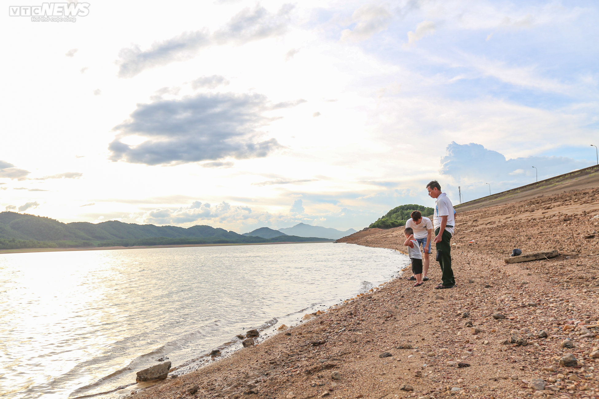 Nước cạn trơ đáy, người dân đi xe máy dưới lòng hồ Kẻ Gỗ - 20