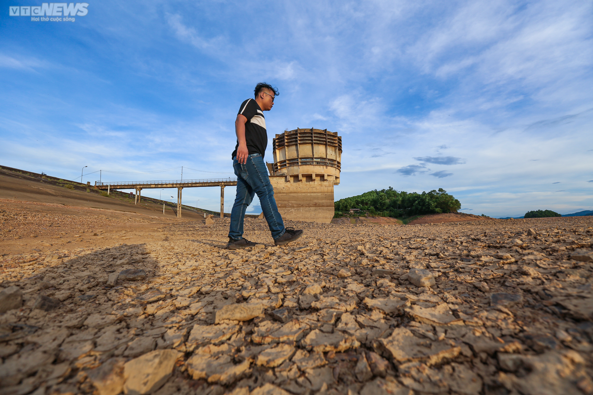 Nước cạn trơ đáy, người dân đi xe máy dưới lòng hồ Kẻ Gỗ - 18