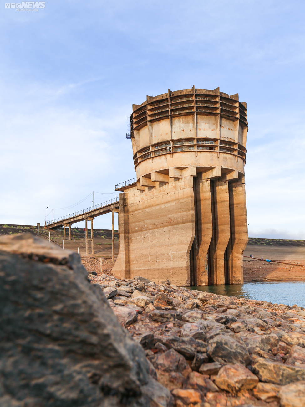 Nước cạn trơ đáy, người dân đi xe máy dưới lòng hồ Kẻ Gỗ - 10