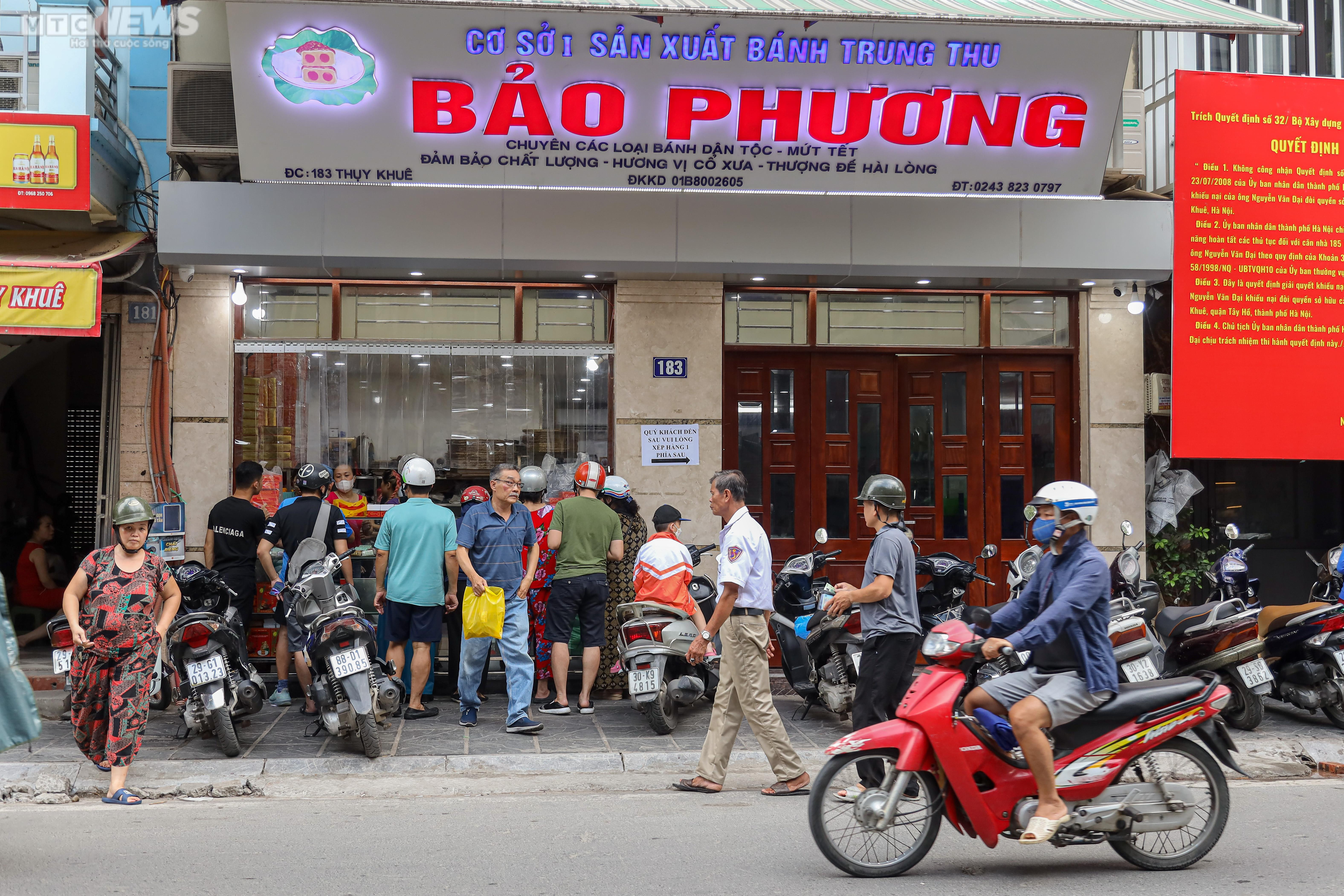 Thị trường bánh Trung thu Hà Nội: Nơi xếp hàng chờ, nơi vắng bóng khách mua - 4