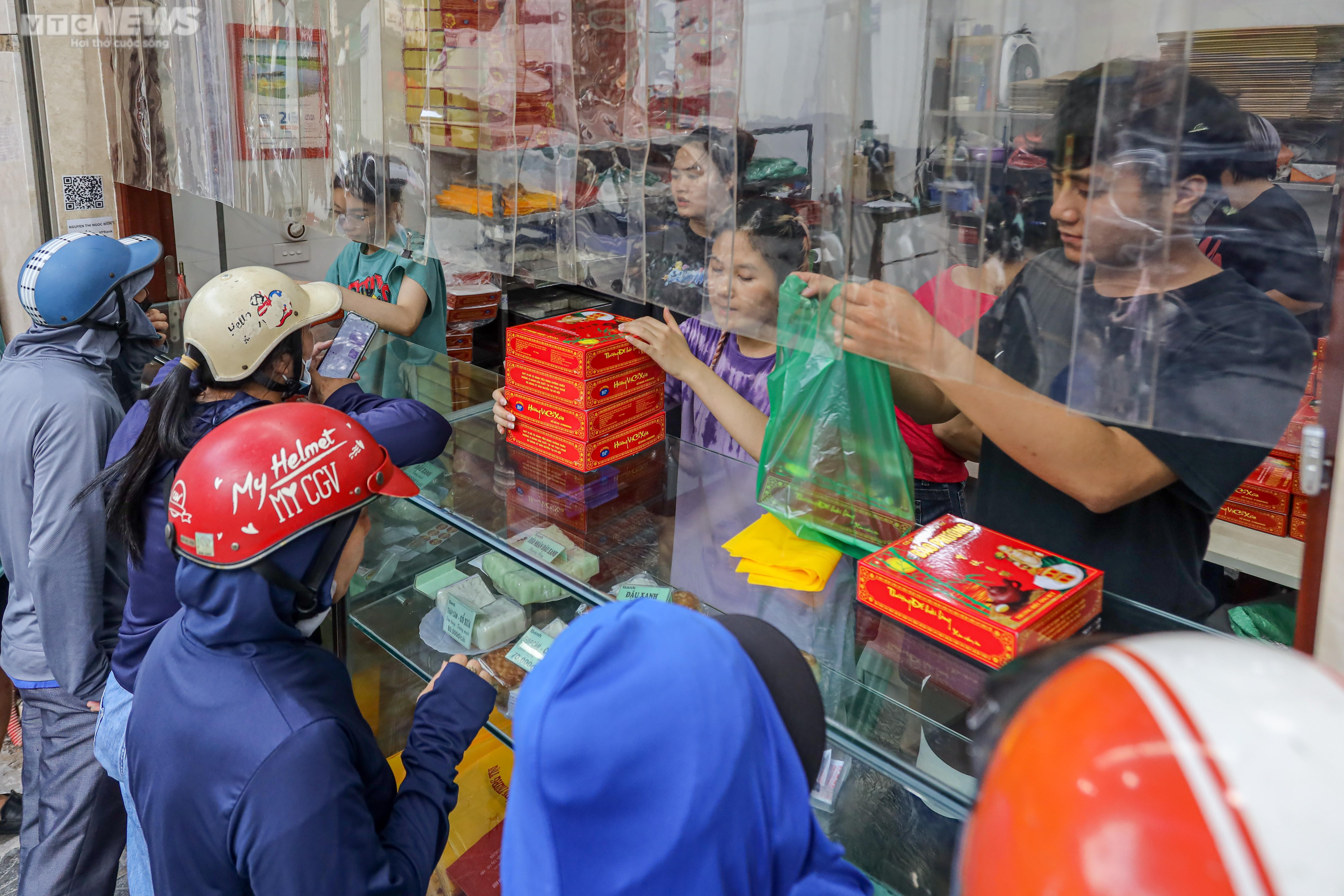 Thị trường bánh Trung thu Hà Nội: Nơi xếp hàng chờ, nơi vắng bóng khách mua - 5
