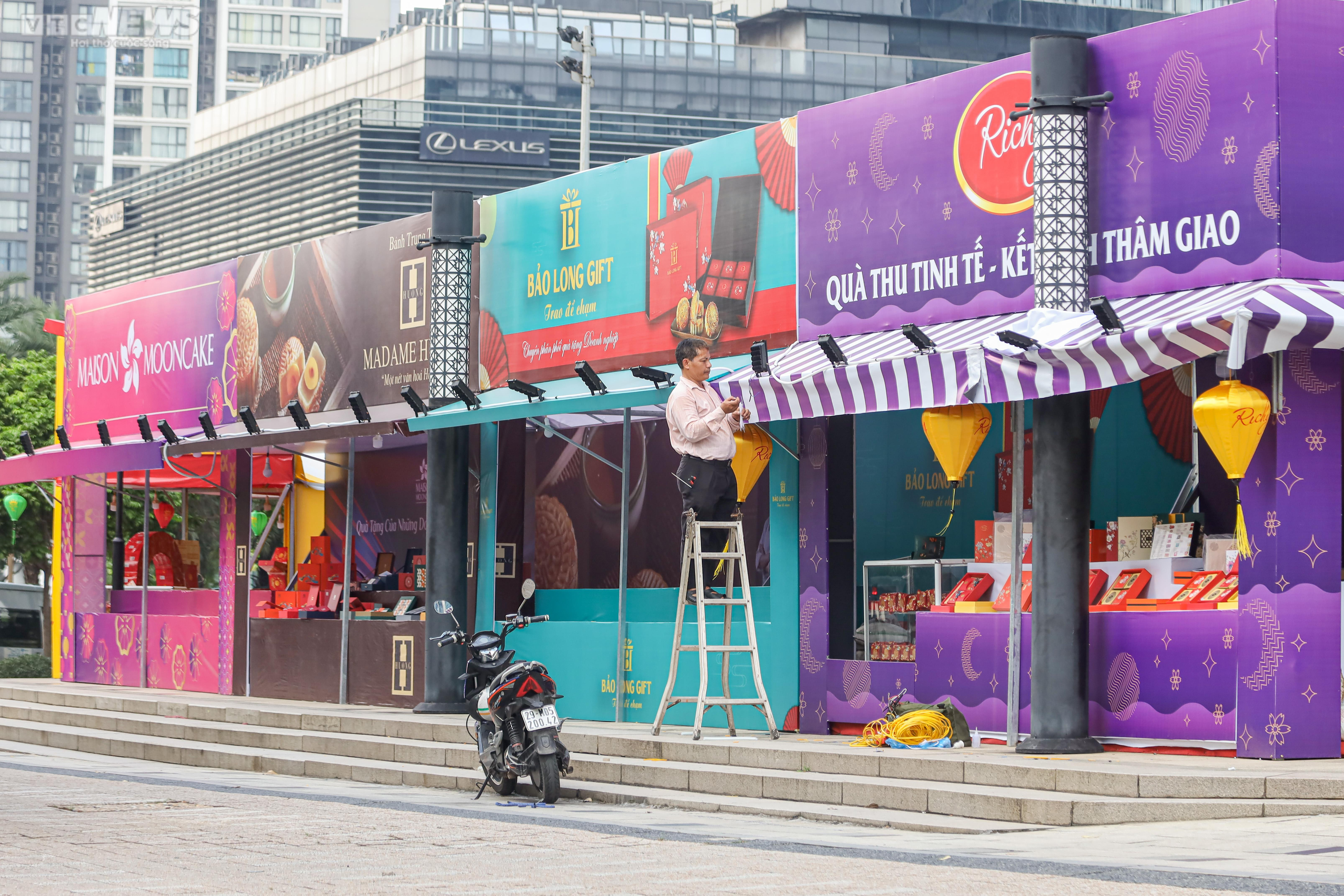 Thị trường bánh Trung thu Hà Nội: Nơi xếp hàng chờ, nơi vắng bóng khách mua - 11