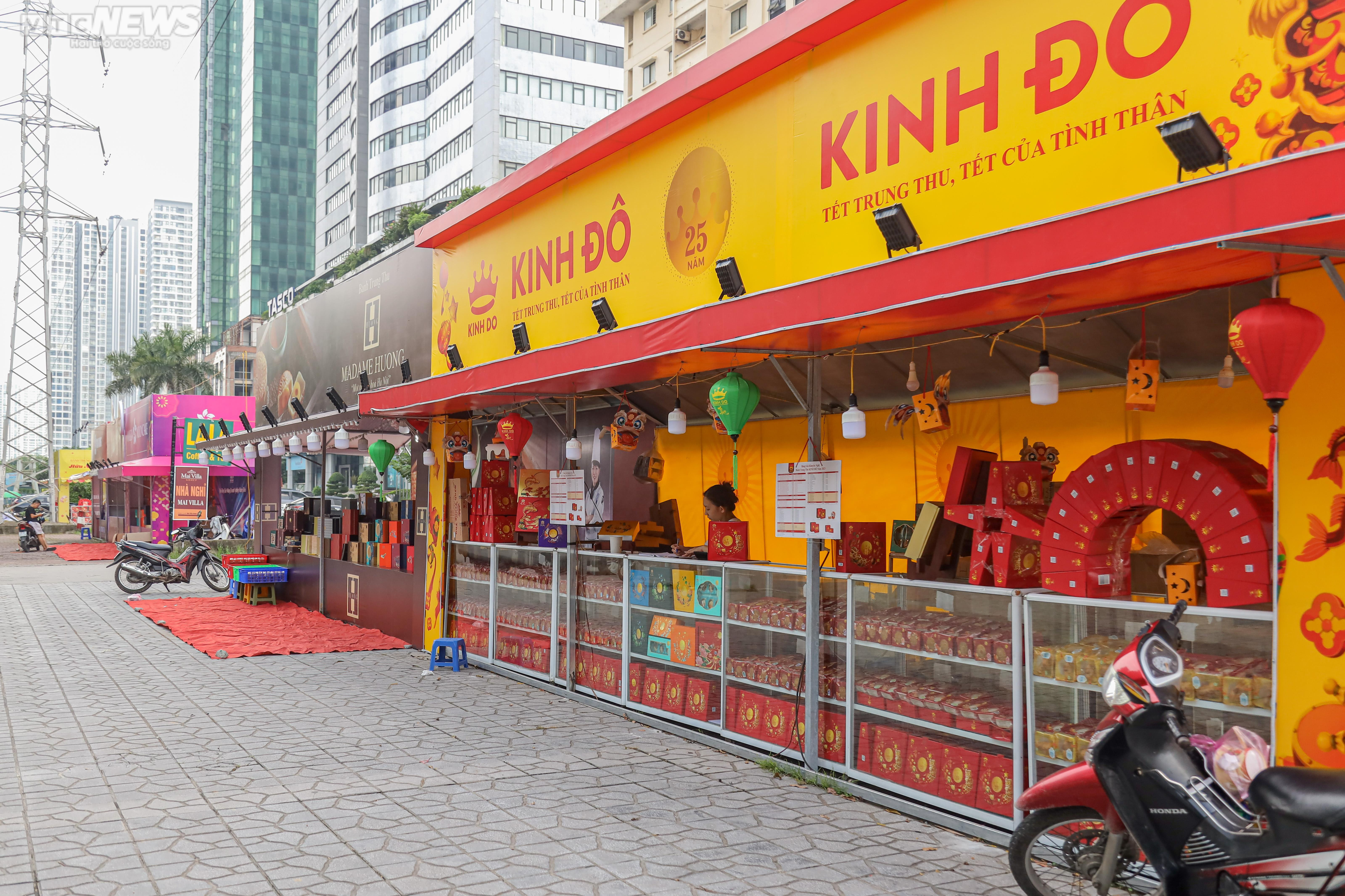 Thị trường bánh Trung thu Hà Nội: Nơi xếp hàng chờ, nơi vắng bóng khách mua - 9