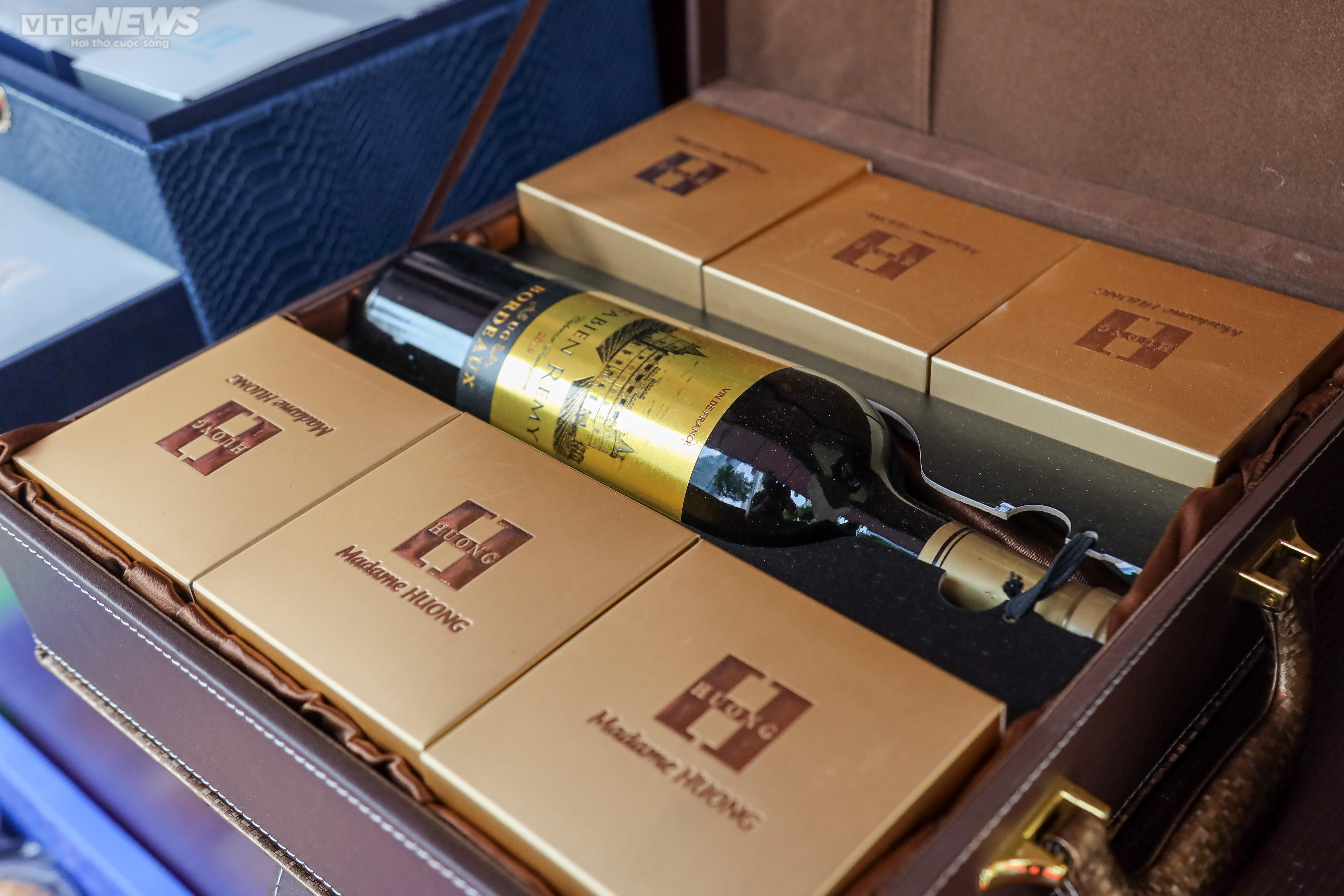 Thị trường bánh Trung thu Hà Nội: Nơi xếp hàng chờ, nơi vắng bóng khách mua - 17