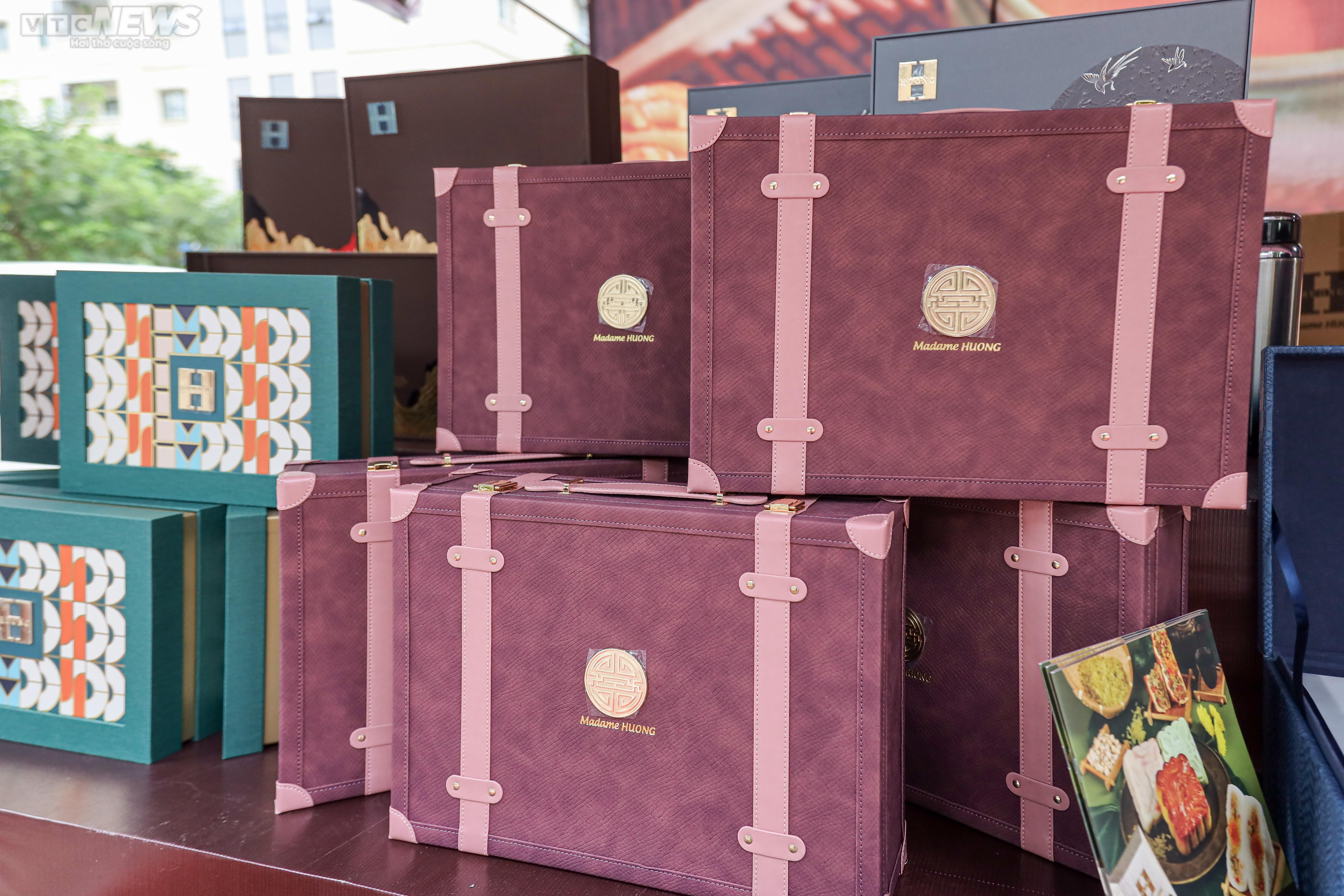 Thị trường bánh Trung thu Hà Nội: Nơi xếp hàng chờ, nơi vắng bóng khách mua - 13