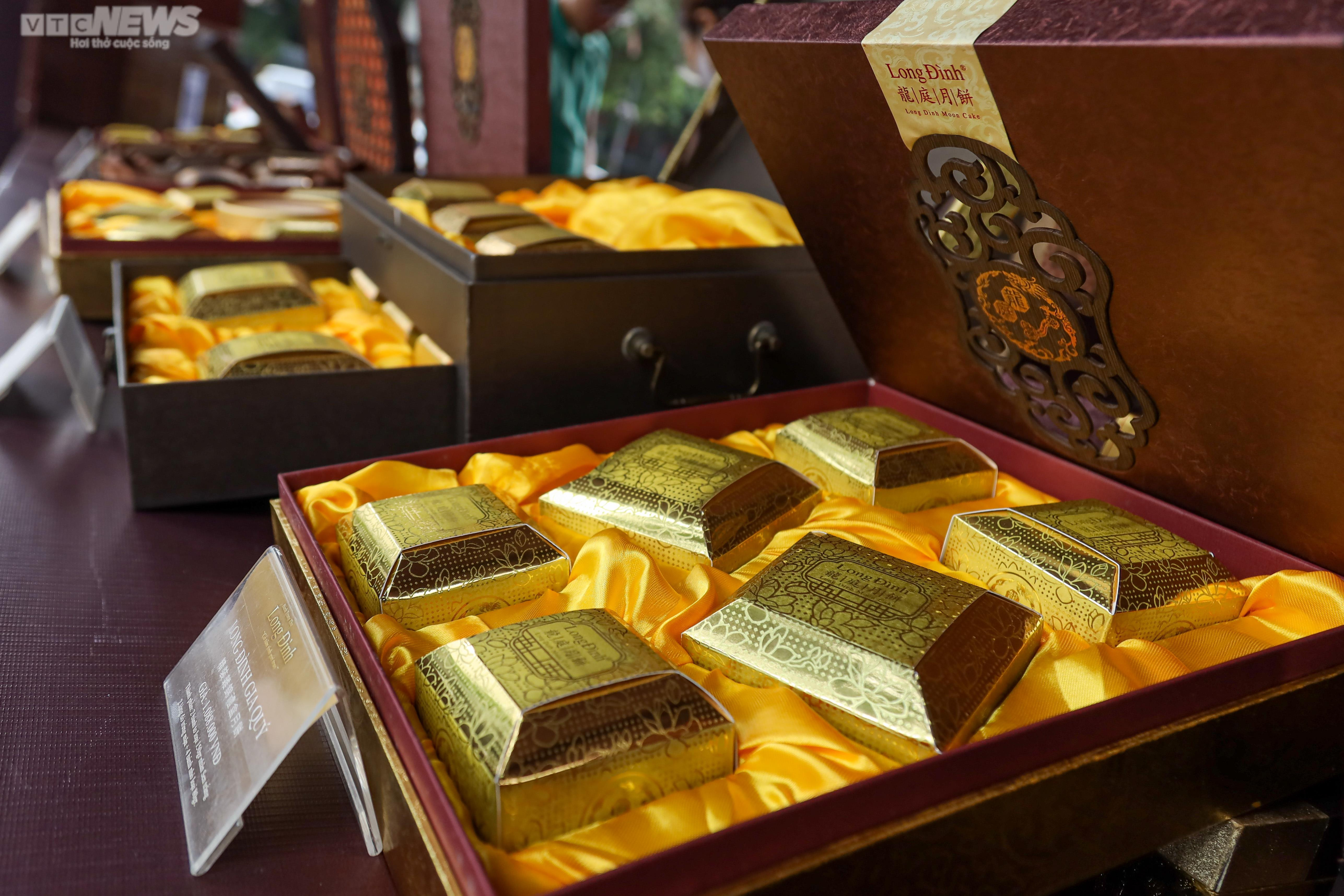 Thị trường bánh Trung thu Hà Nội: Nơi xếp hàng chờ, nơi vắng bóng khách mua - 14