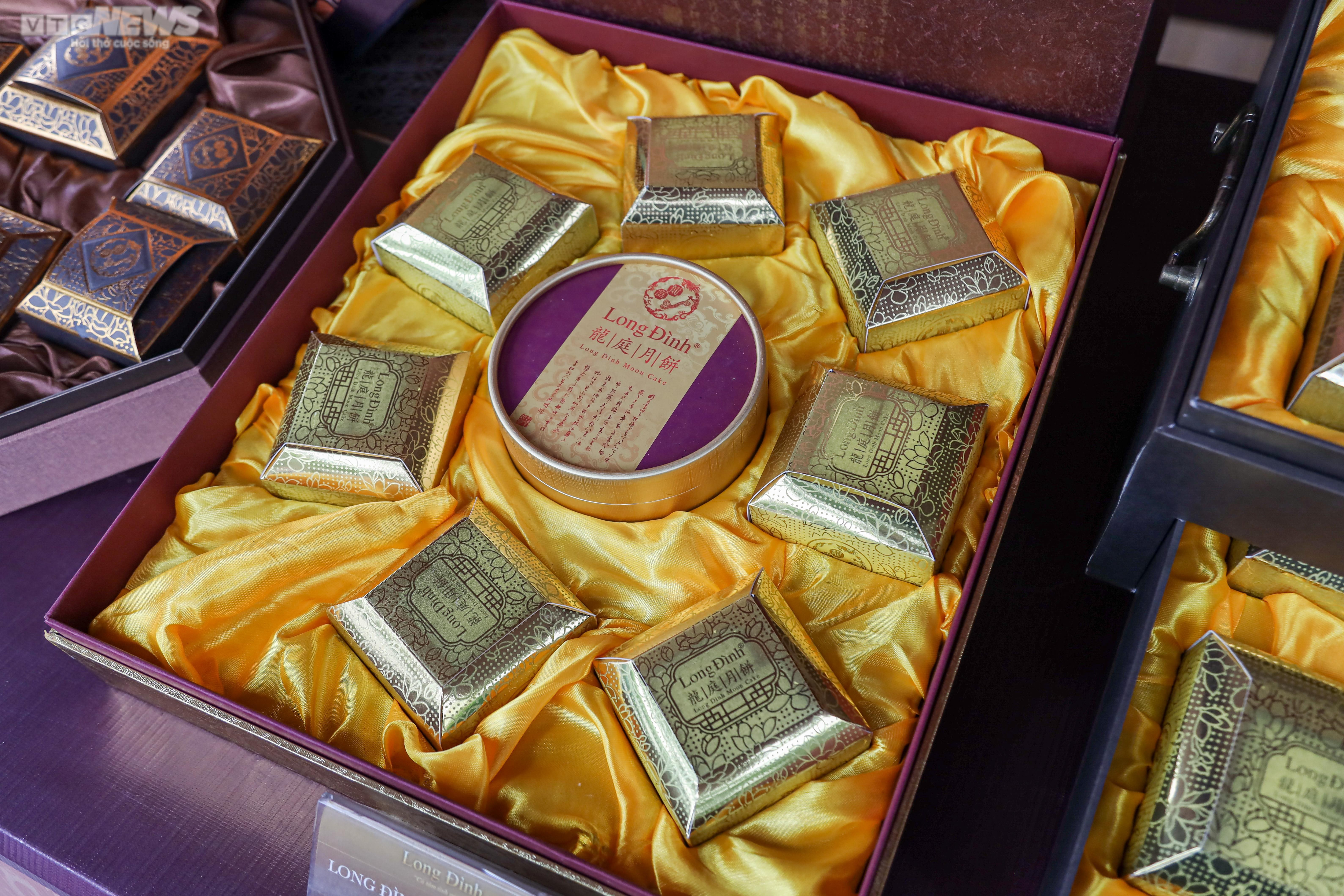 Thị trường bánh Trung thu Hà Nội: Nơi xếp hàng chờ, nơi vắng bóng khách mua - 16