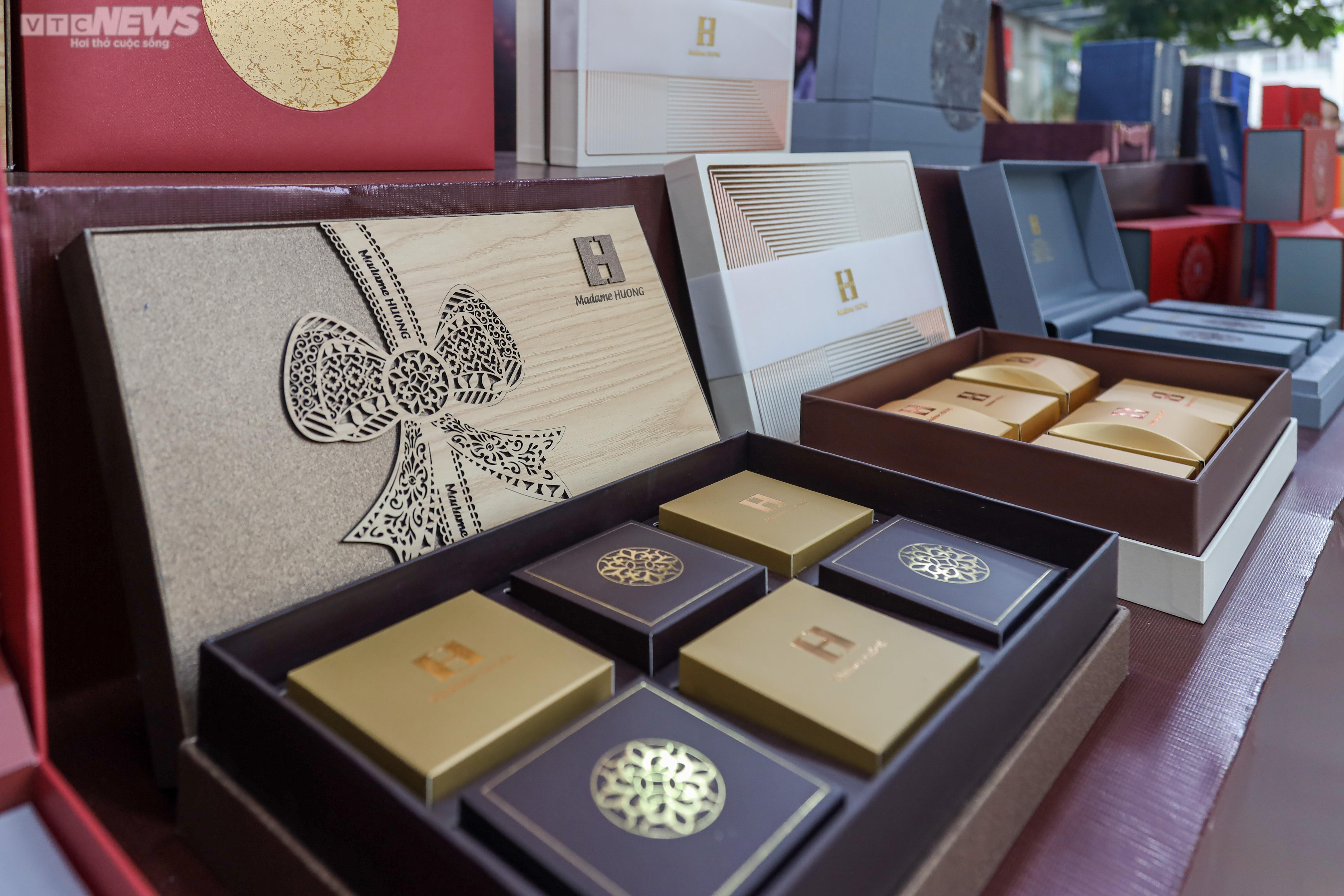 Thị trường bánh Trung thu Hà Nội: Nơi xếp hàng chờ, nơi vắng bóng khách mua - 15