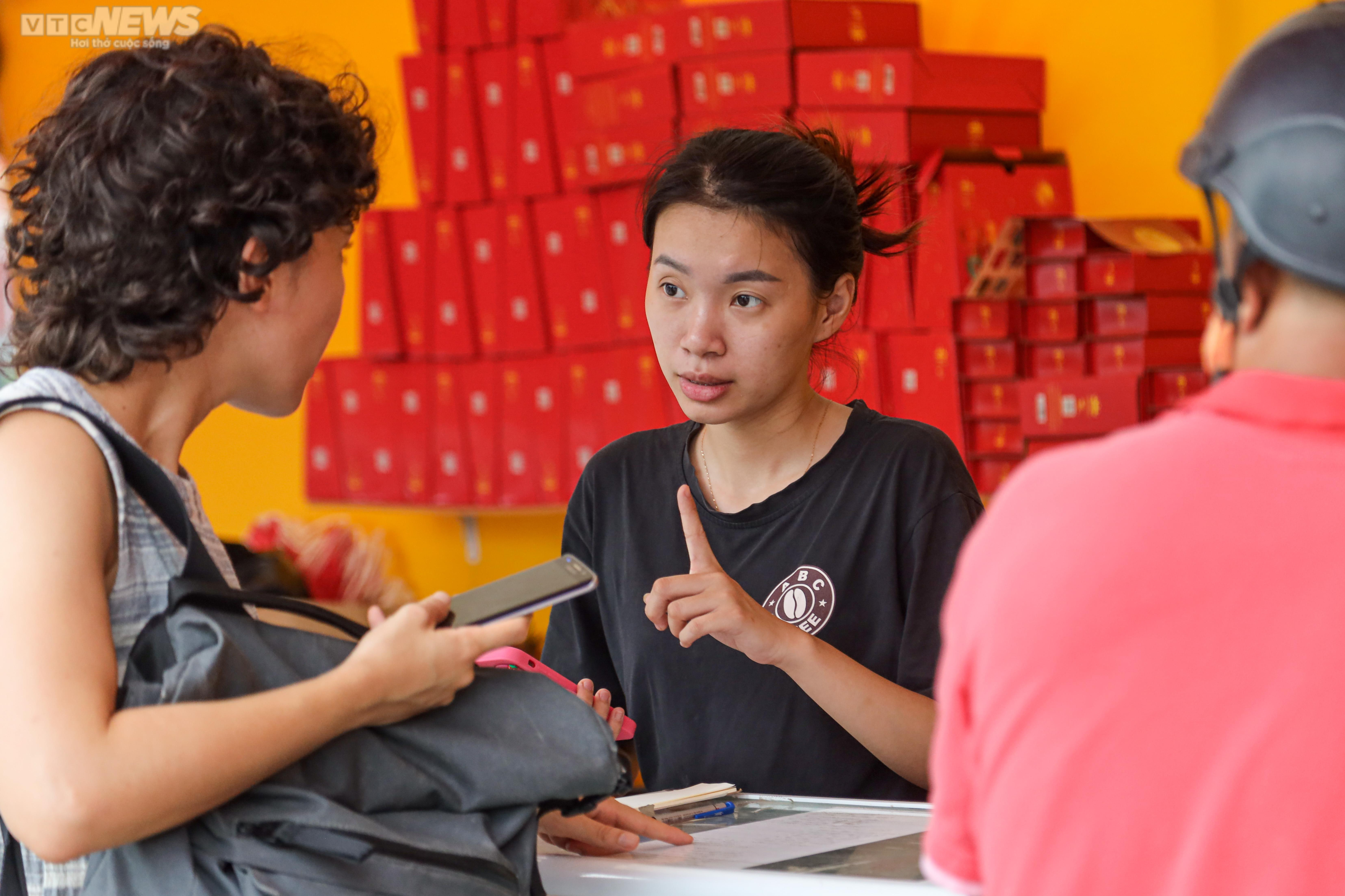 Thị trường bánh Trung thu Hà Nội: Nơi xếp hàng chờ, nơi vắng bóng khách mua - 18