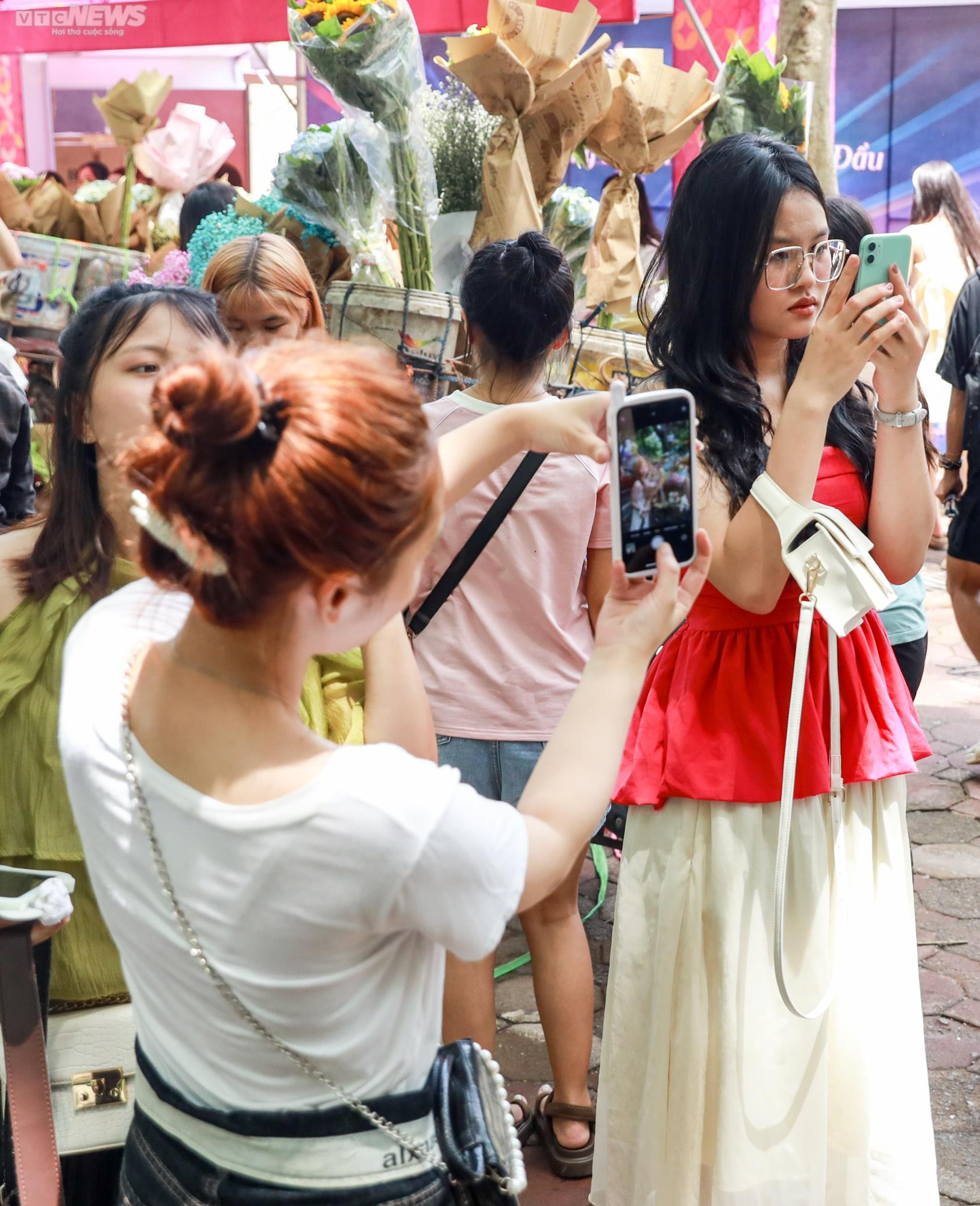 Chật kín thiếu nữ 'sống ảo' trên con đường đẹp nhất Hà Nội mùa thay lá - 5