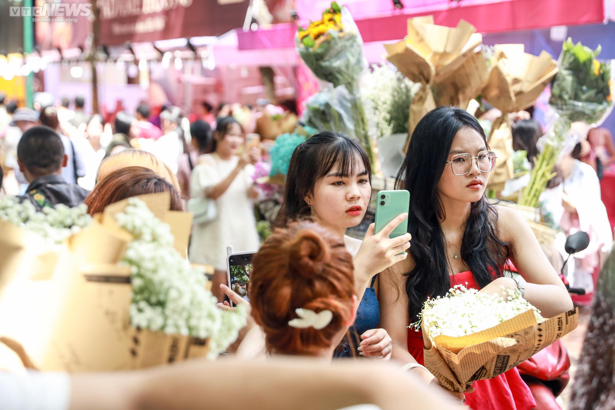 Chật kín thiếu nữ 'sống ảo' trên con đường đẹp nhất Hà Nội mùa thay lá - 7