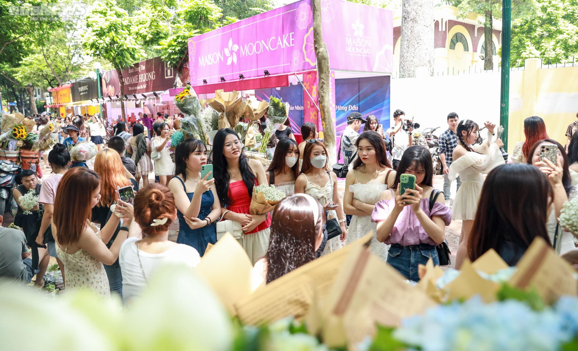 Chật kín thiếu nữ 'sống ảo' trên con đường đẹp nhất Hà Nội mùa thay lá - 8