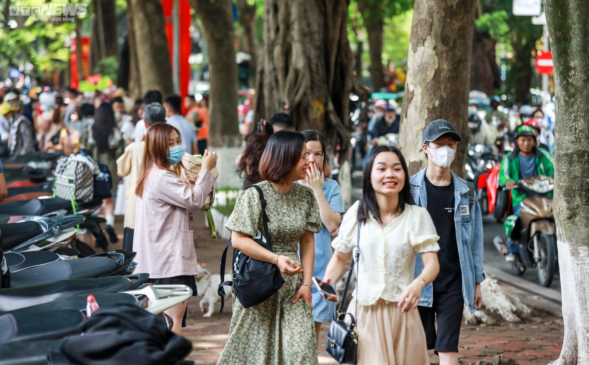 Chật kín thiếu nữ 'sống ảo' trên con đường đẹp nhất Hà Nội mùa thay lá - 11