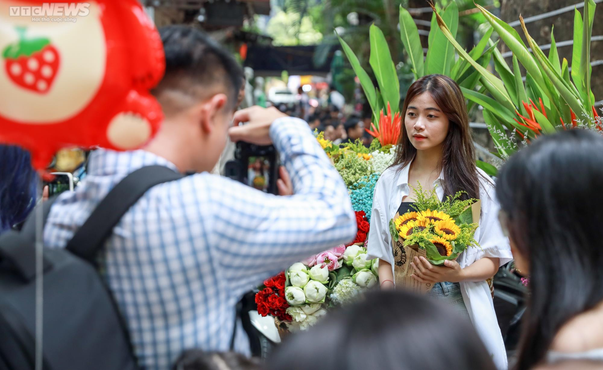 Chật kín thiếu nữ 'sống ảo' trên con đường đẹp nhất Hà Nội mùa thay lá - 4