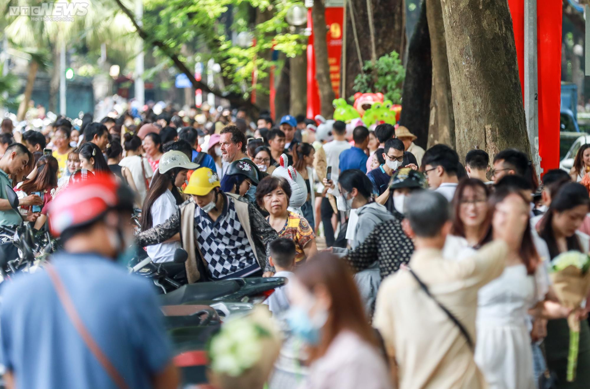 Chật kín thiếu nữ 'sống ảo' trên con đường đẹp nhất Hà Nội mùa thay lá - 2