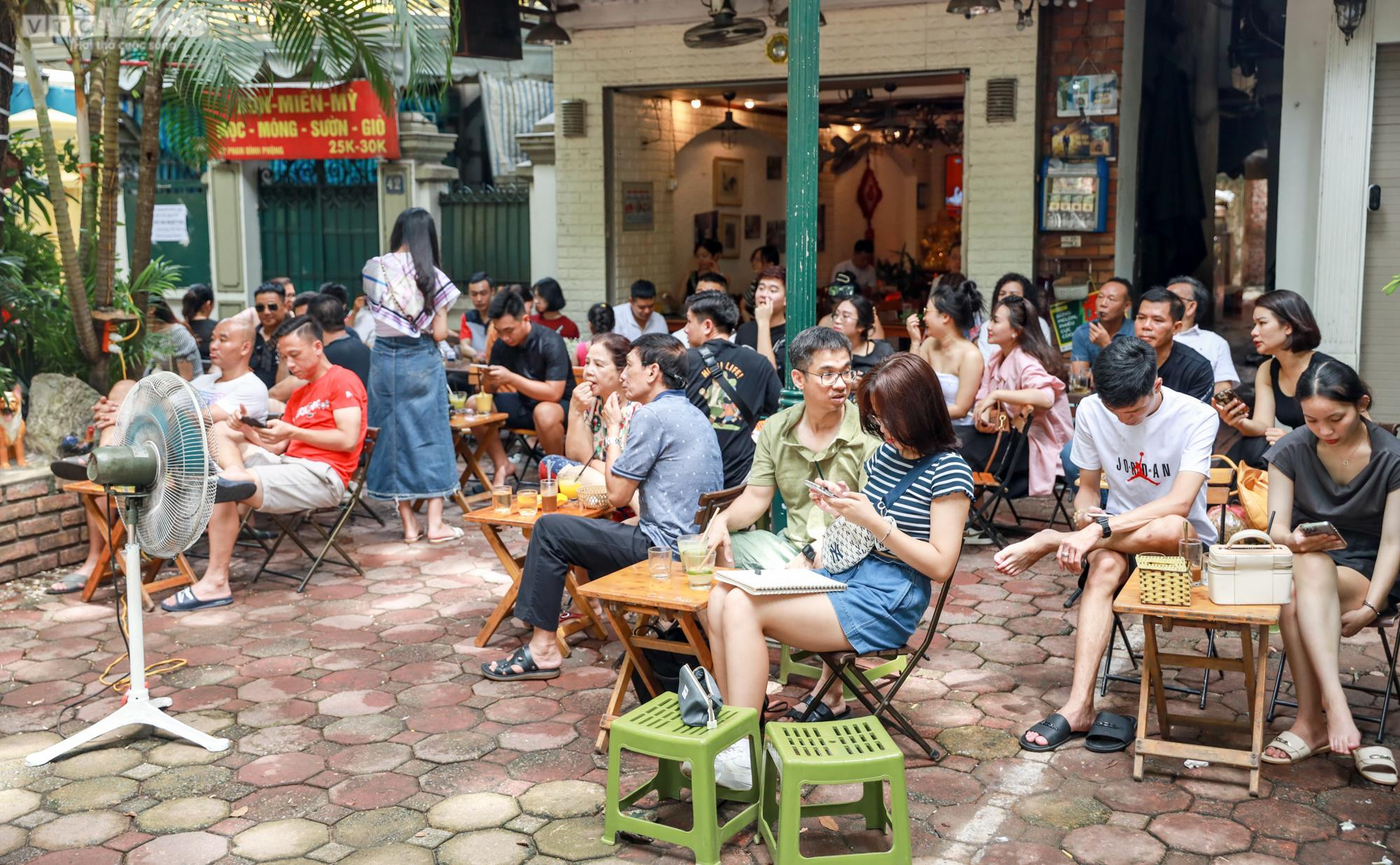 Chật kín thiếu nữ 'sống ảo' trên con đường đẹp nhất Hà Nội mùa thay lá - 15