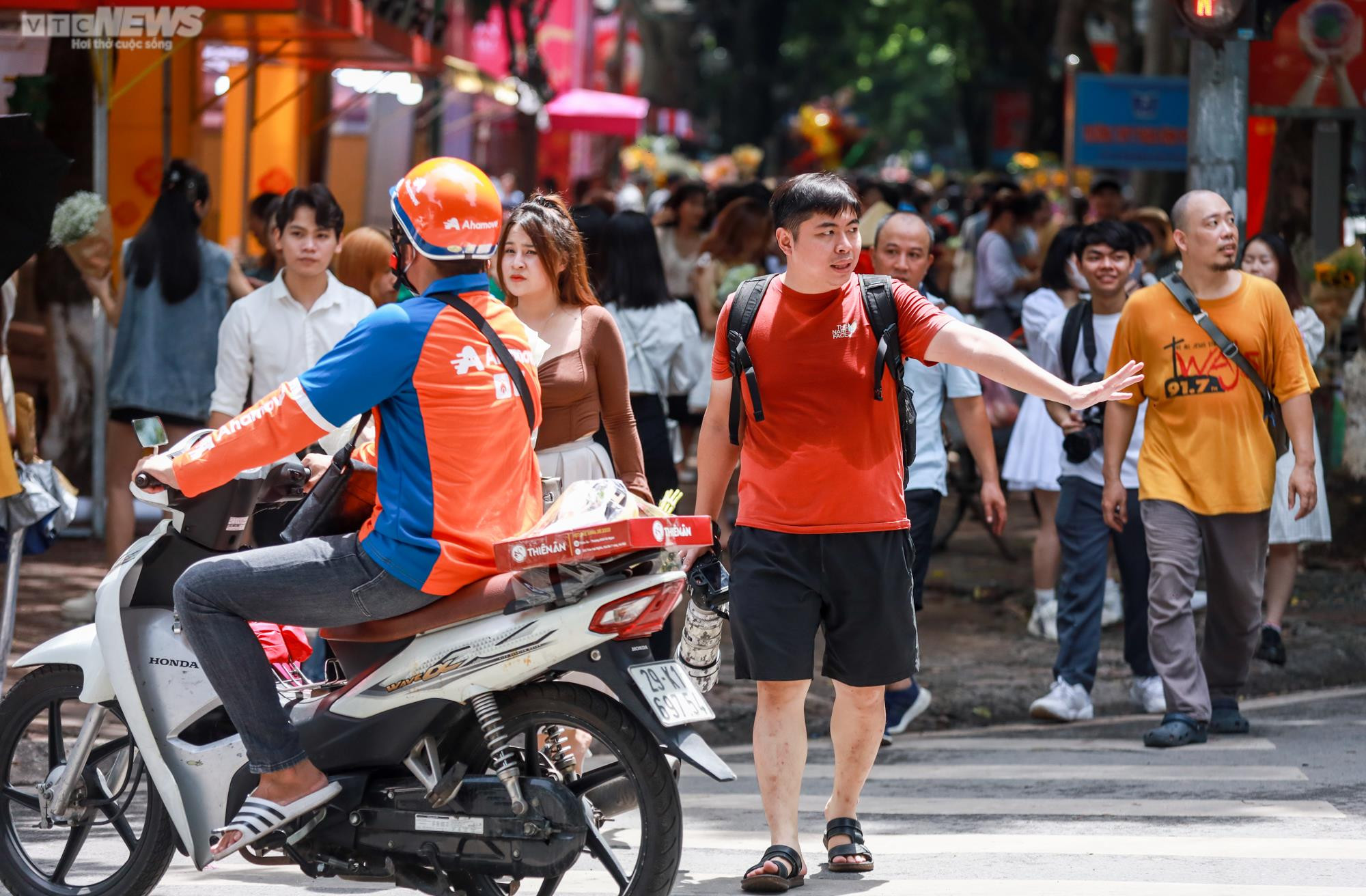 Chật kín thiếu nữ 'sống ảo' trên con đường đẹp nhất Hà Nội mùa thay lá - 10