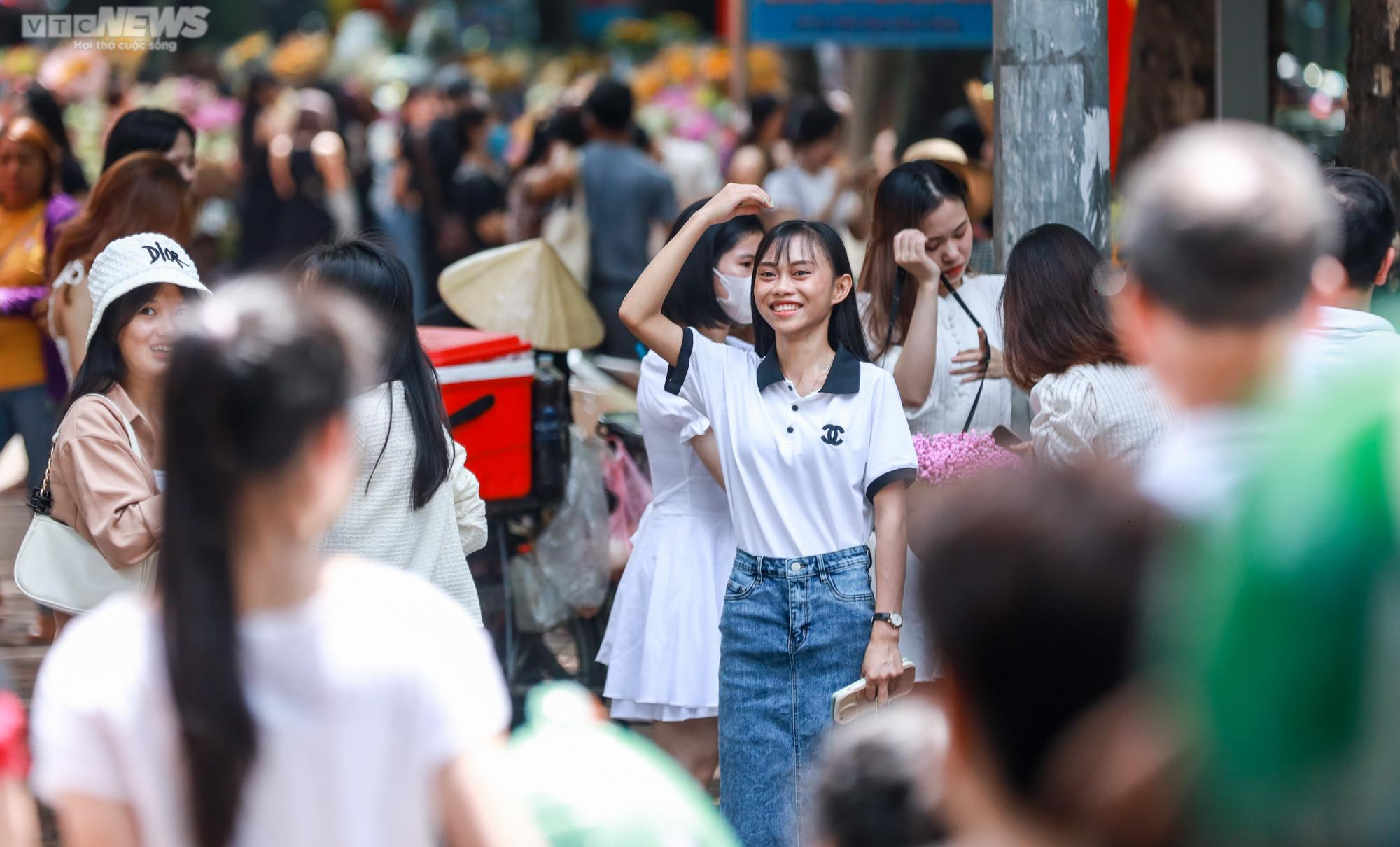 Chật kín thiếu nữ 'sống ảo' trên con đường đẹp nhất Hà Nội mùa thay lá - 3