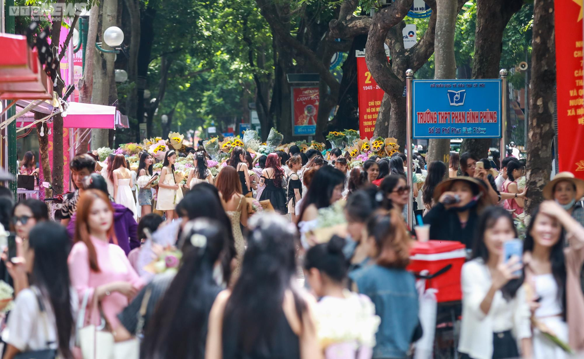 Chật kín thiếu nữ 'sống ảo' trên con đường đẹp nhất Hà Nội mùa thay lá - 1