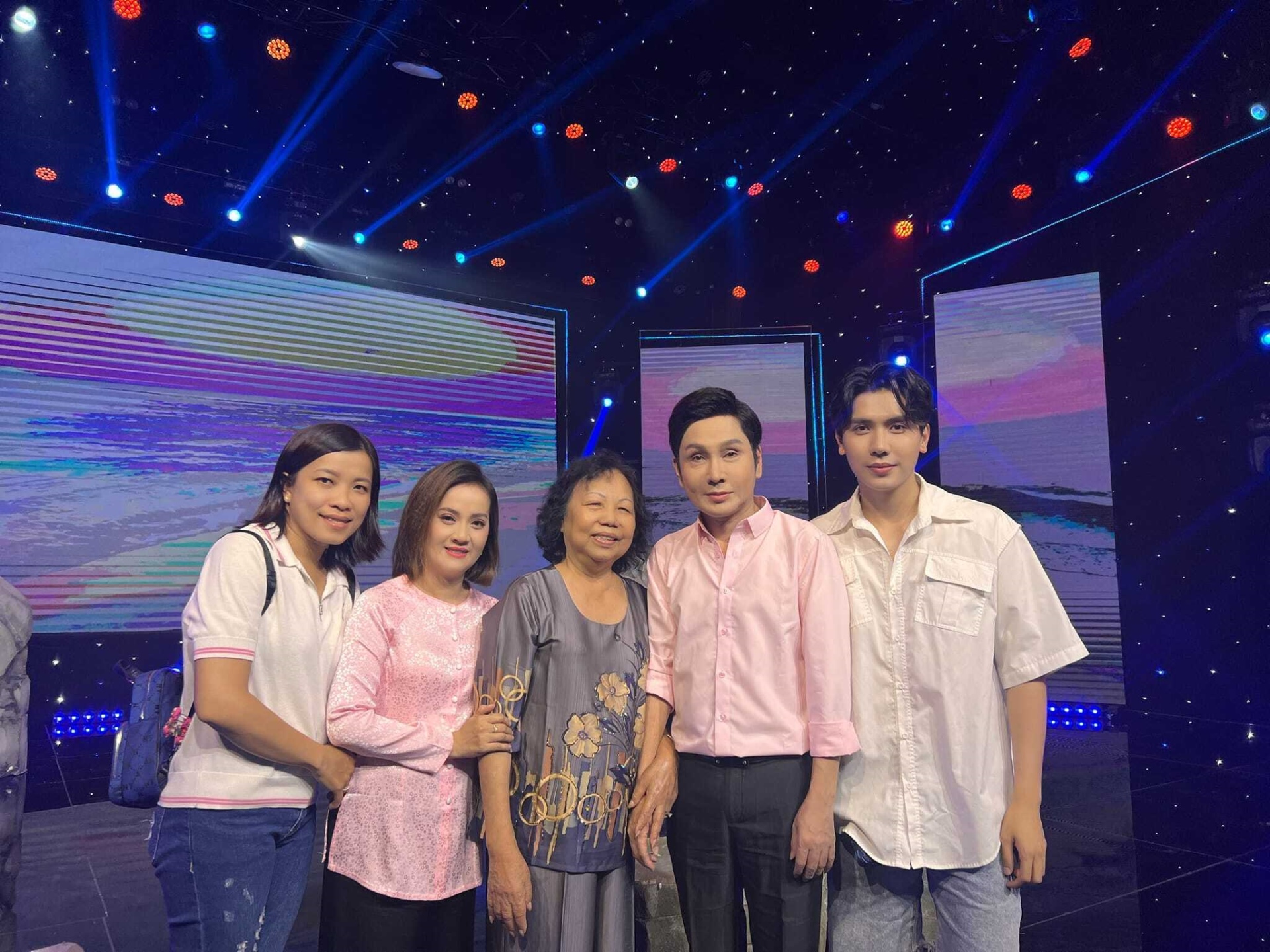 Sao Việt 28/8: Con gái Vũ Linh lấn sân showbiz, Quang Lê xây nhà mới ở Mỹ - 1