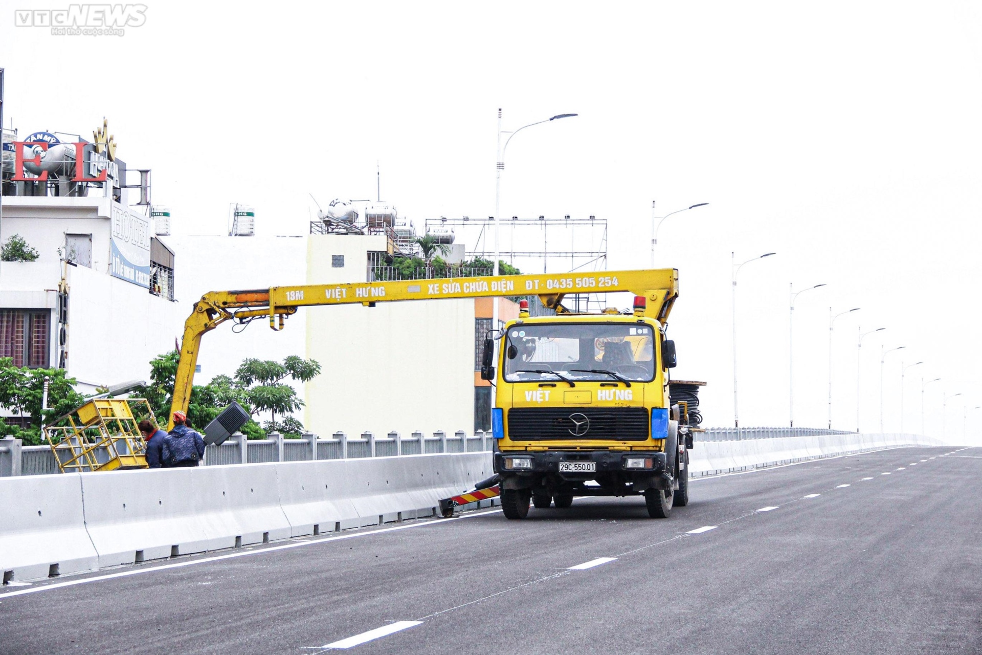 Diện mạo cây cầu 2.500 tỷ đồng bắc qua sông Hồng trước ngày thông xe - 4