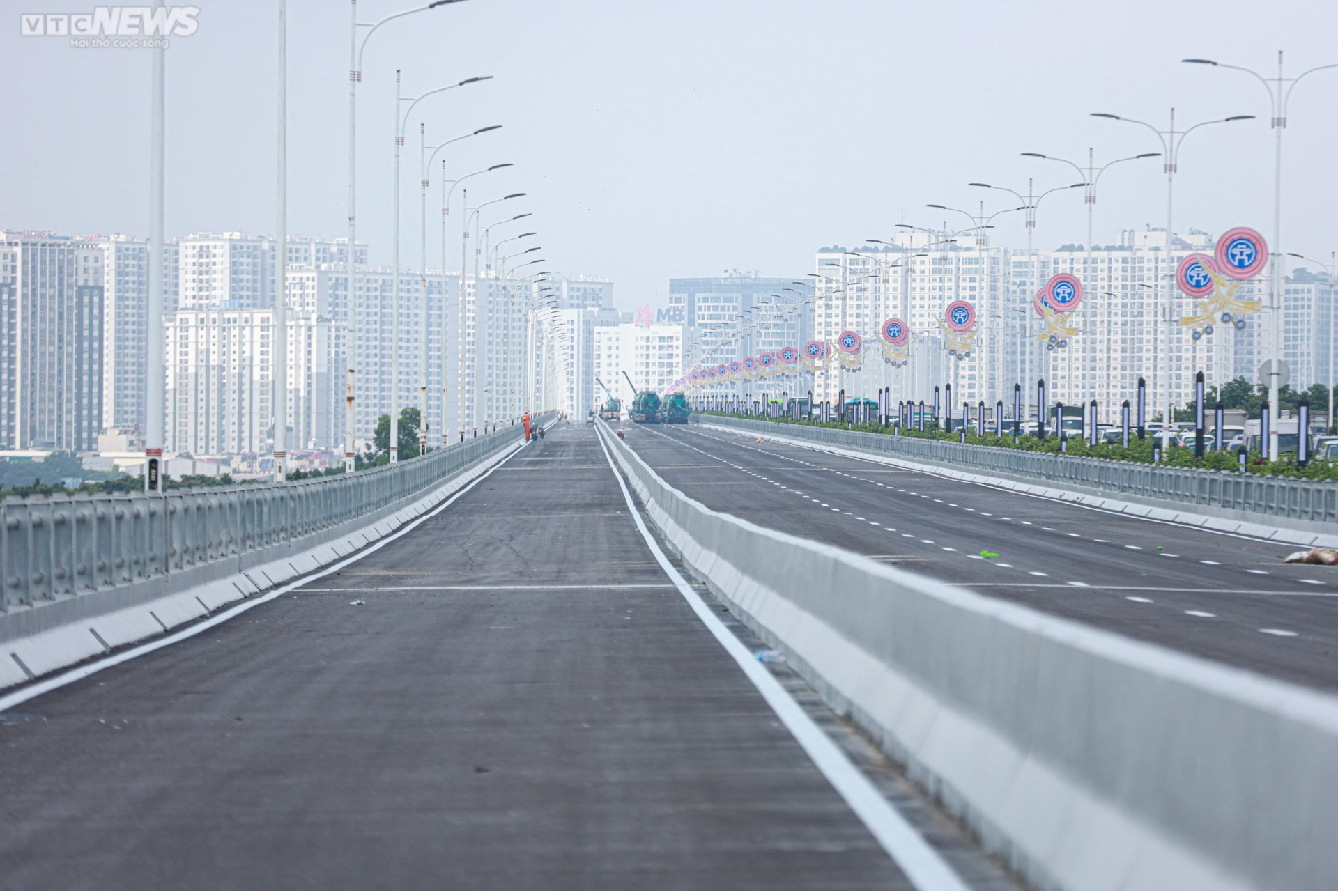 Diện mạo cây cầu 2.500 tỷ đồng bắc qua sông Hồng trước ngày thông xe - 8