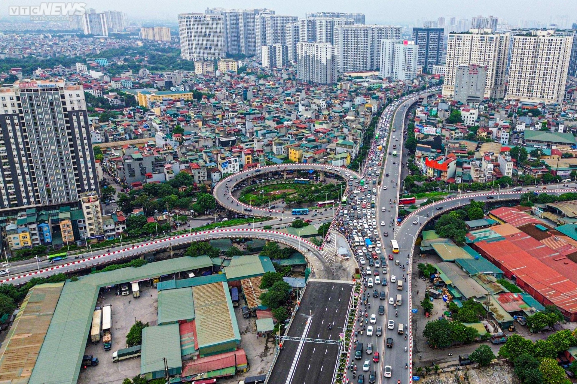 Diện mạo cây cầu 2.500 tỷ đồng bắc qua sông Hồng trước ngày thông xe - 9