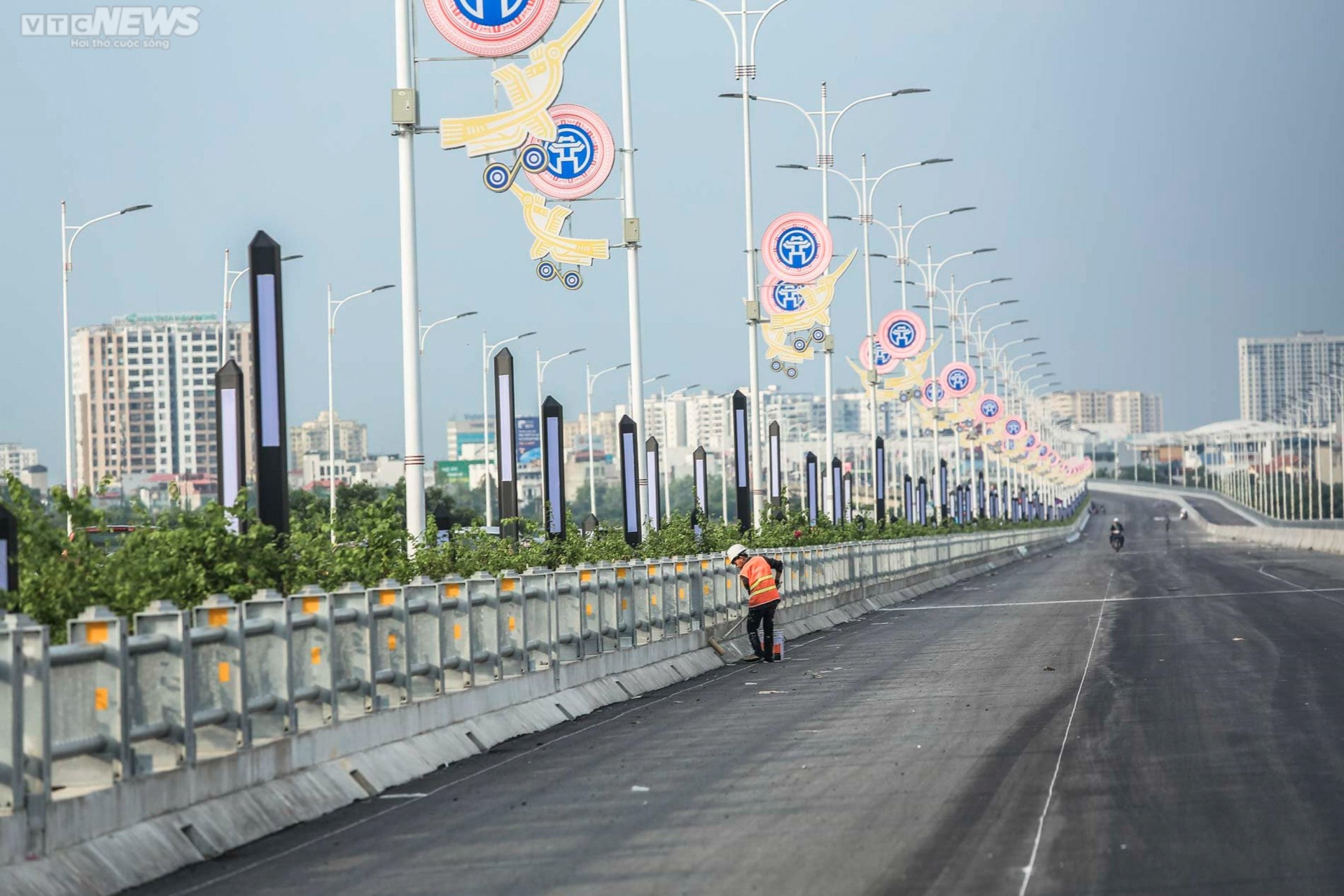 Diện mạo cây cầu 2.500 tỷ đồng bắc qua sông Hồng trước ngày thông xe - 7