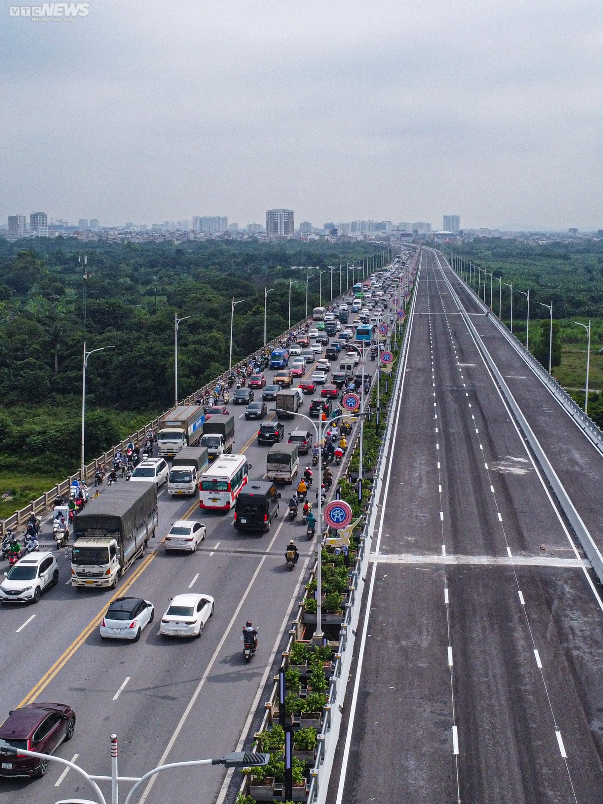Diện mạo cây cầu 2.500 tỷ đồng bắc qua sông Hồng trước ngày thông xe - 3