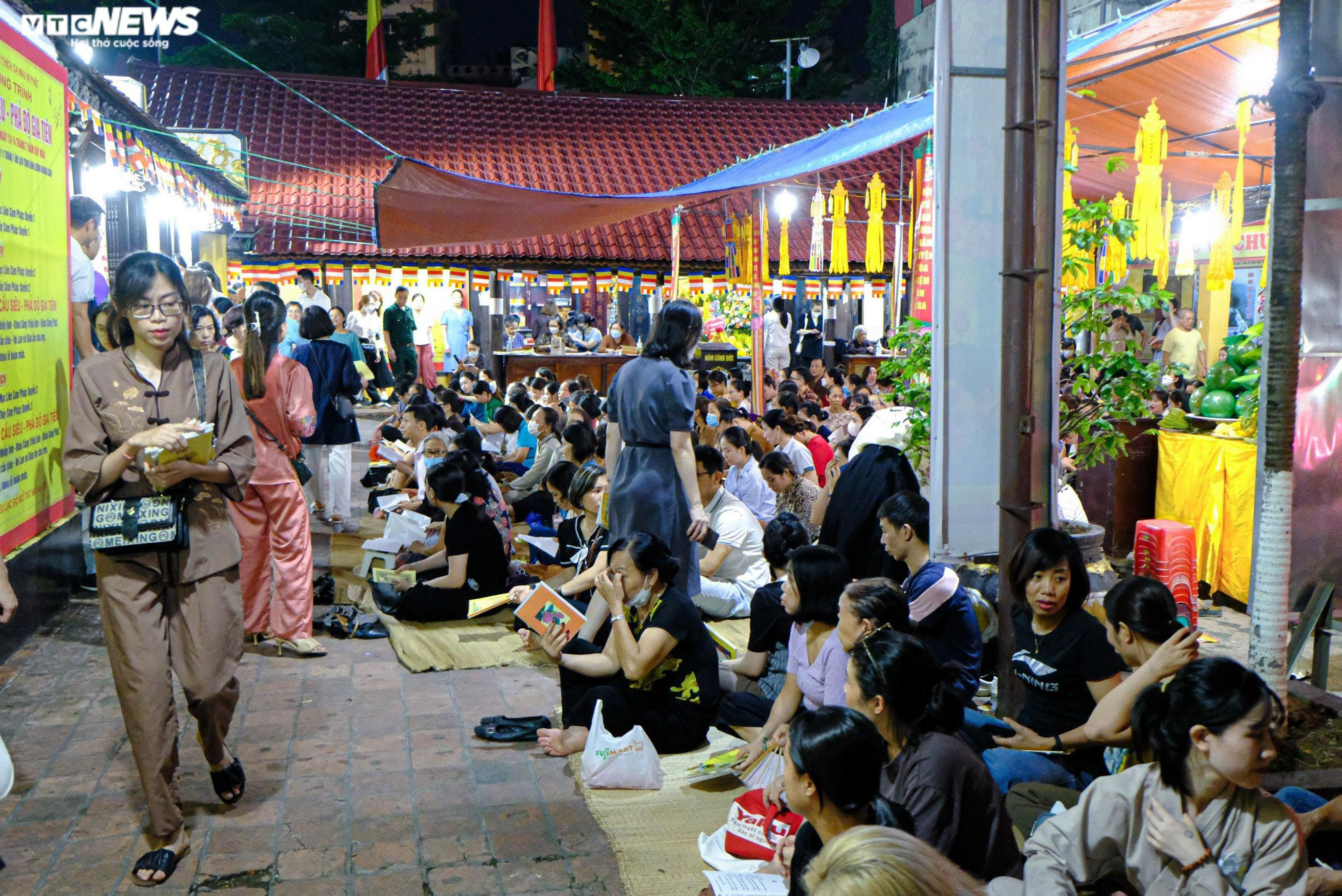 Hà Nội: Biển người ngồi kín chùa Phúc Khánh dự lễ Vu lan - 1