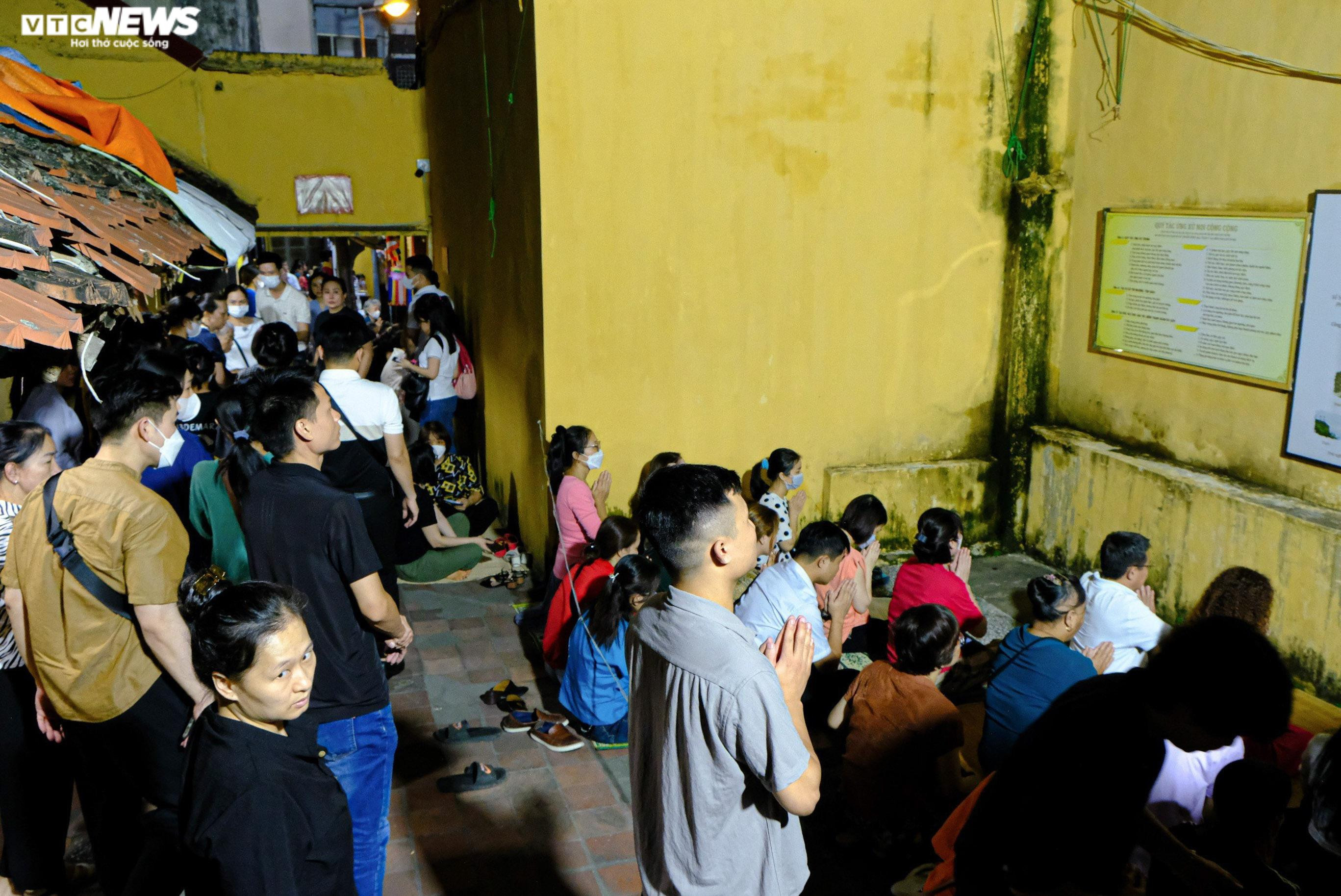 Hà Nội: Biển người ngồi kín chùa Phúc Khánh dự lễ Vu lan - 12