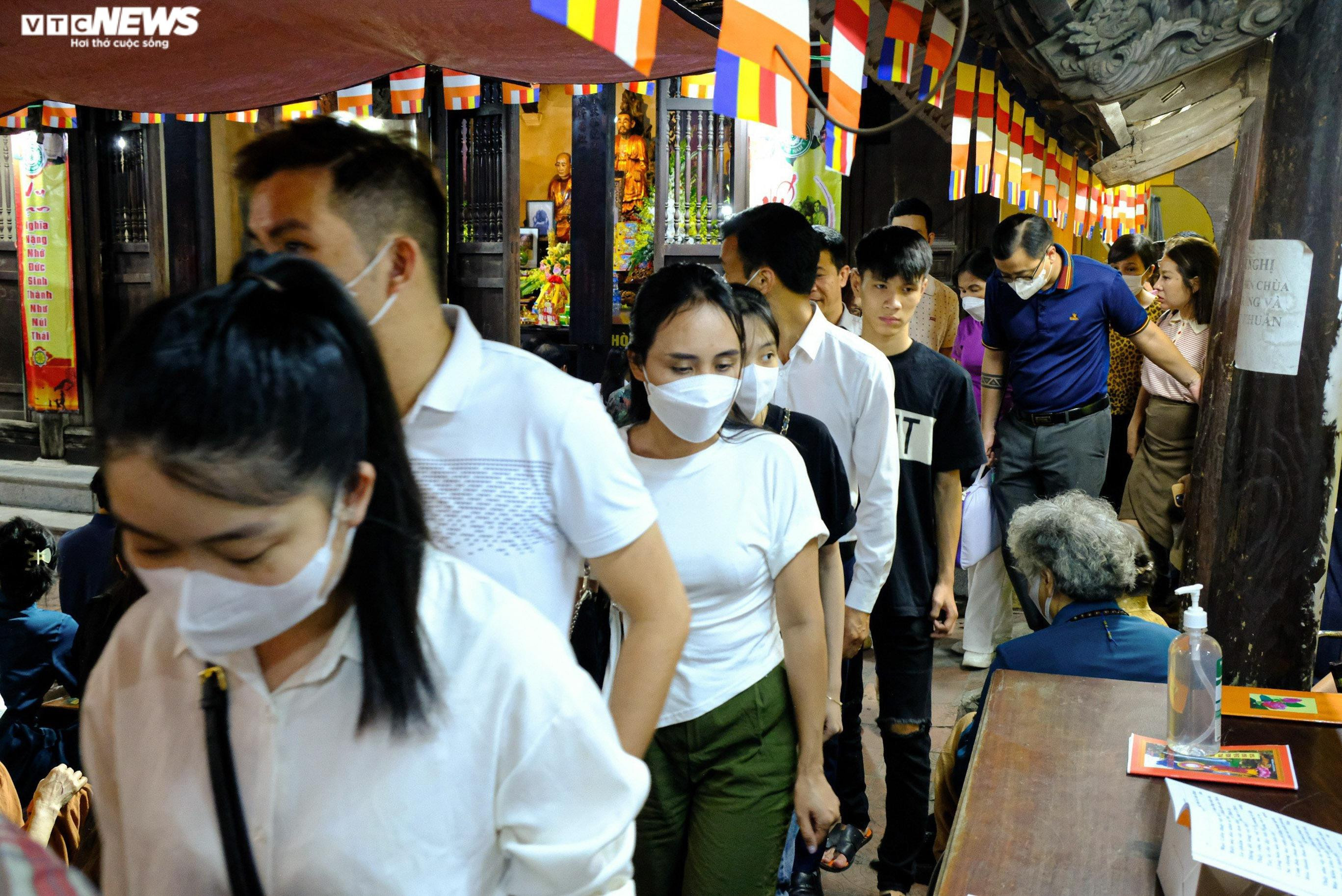 Hà Nội: Biển người ngồi kín chùa Phúc Khánh dự lễ Vu lan - 11