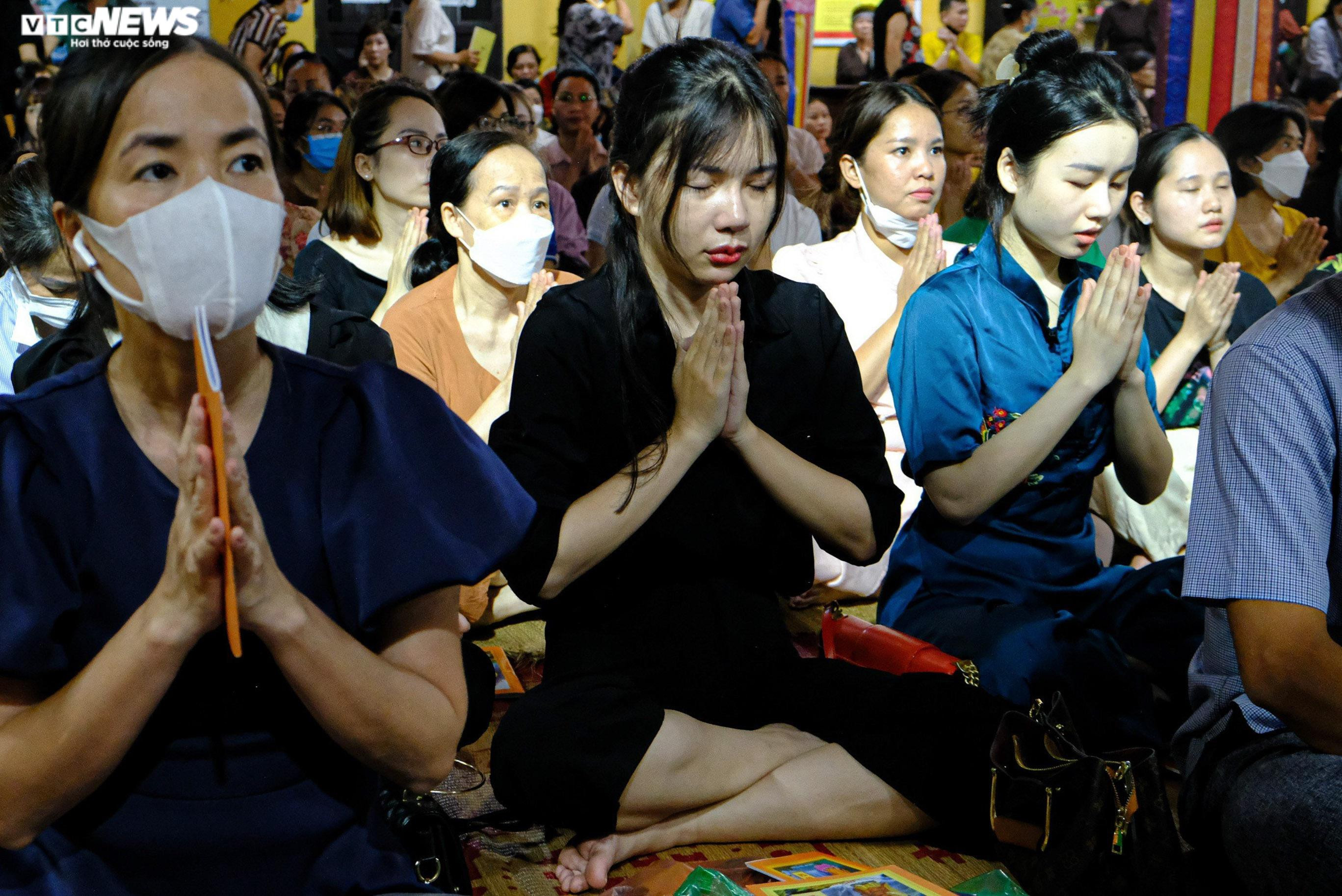 Hà Nội: Biển người ngồi kín chùa Phúc Khánh dự lễ Vu lan - 7