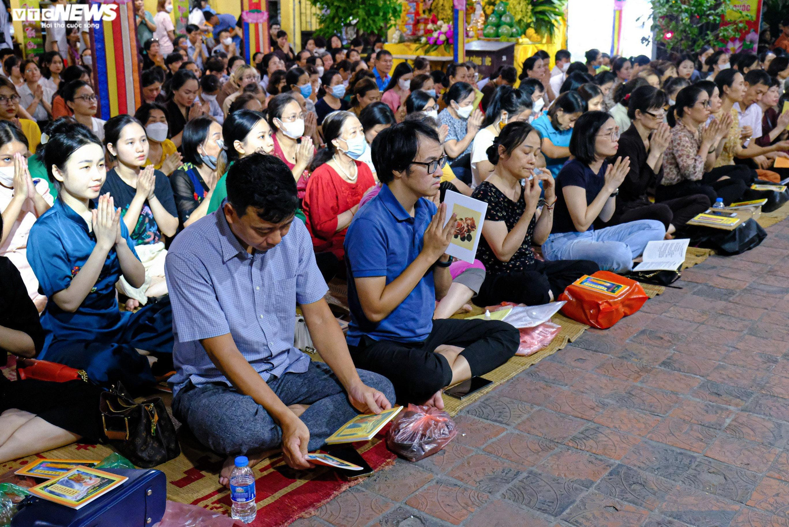 Hà Nội: Biển người ngồi kín chùa Phúc Khánh dự lễ Vu lan - 10