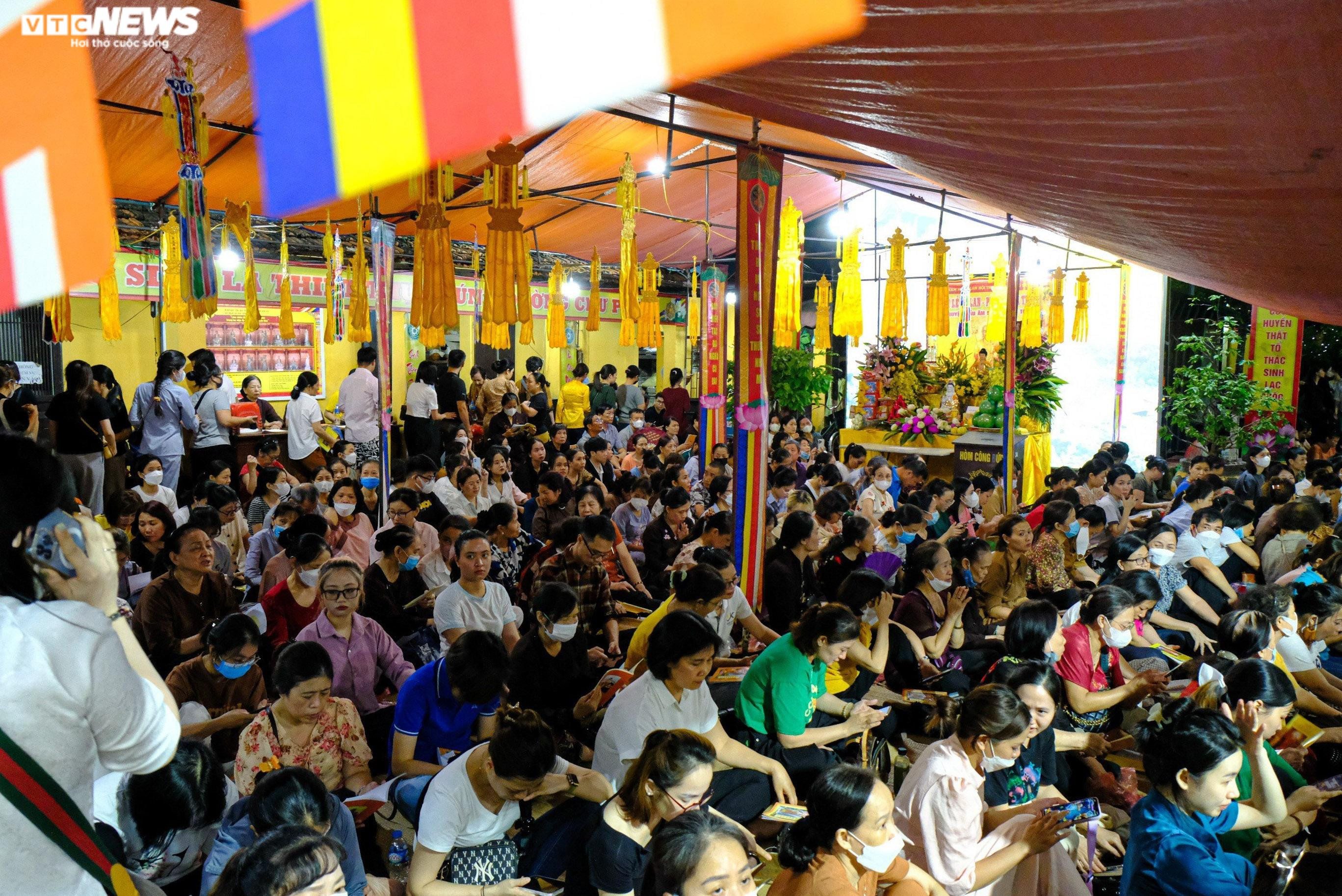 Hà Nội: Biển người ngồi kín chùa Phúc Khánh dự lễ Vu lan - 8