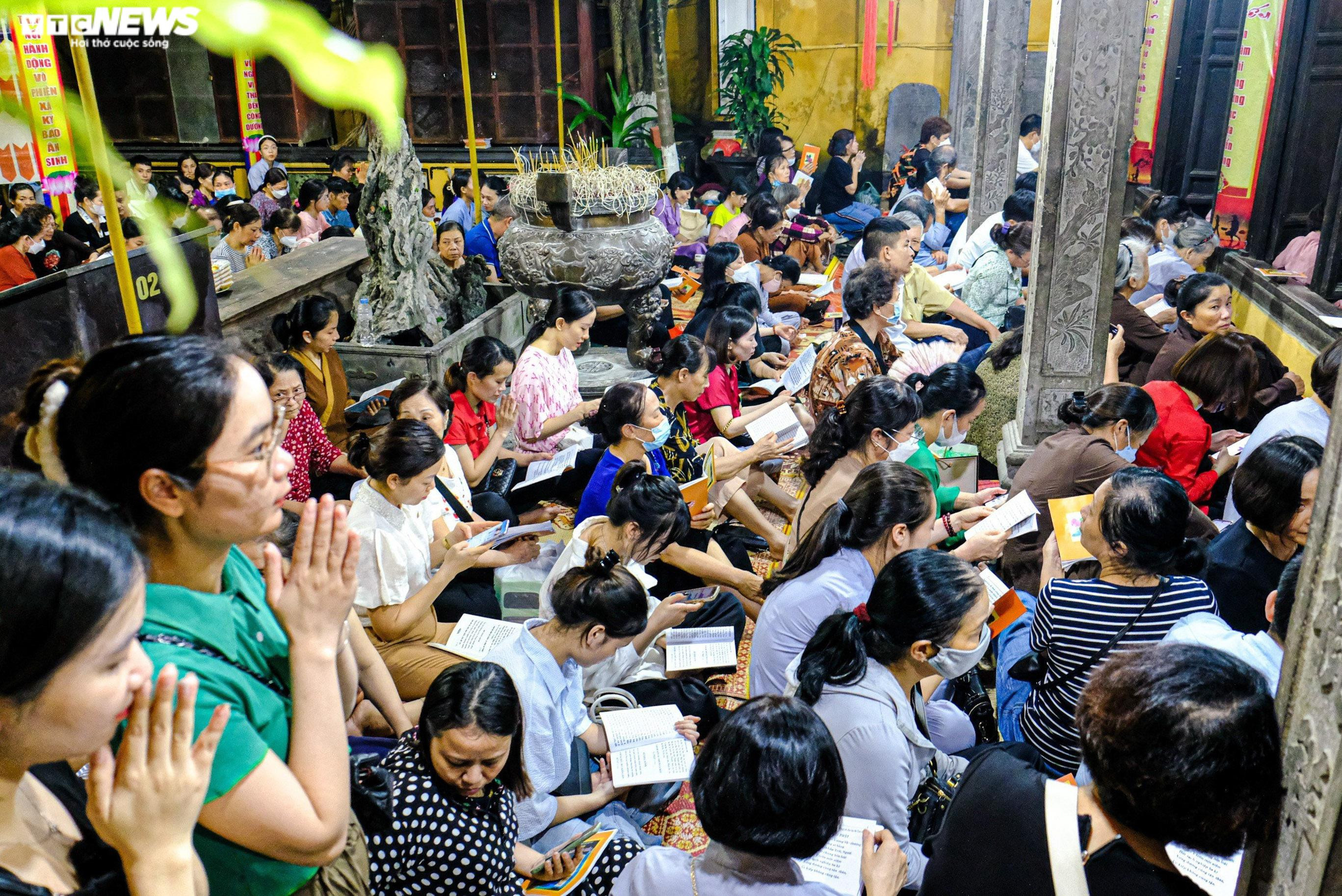Hà Nội: Biển người ngồi kín chùa Phúc Khánh dự lễ Vu lan - 4