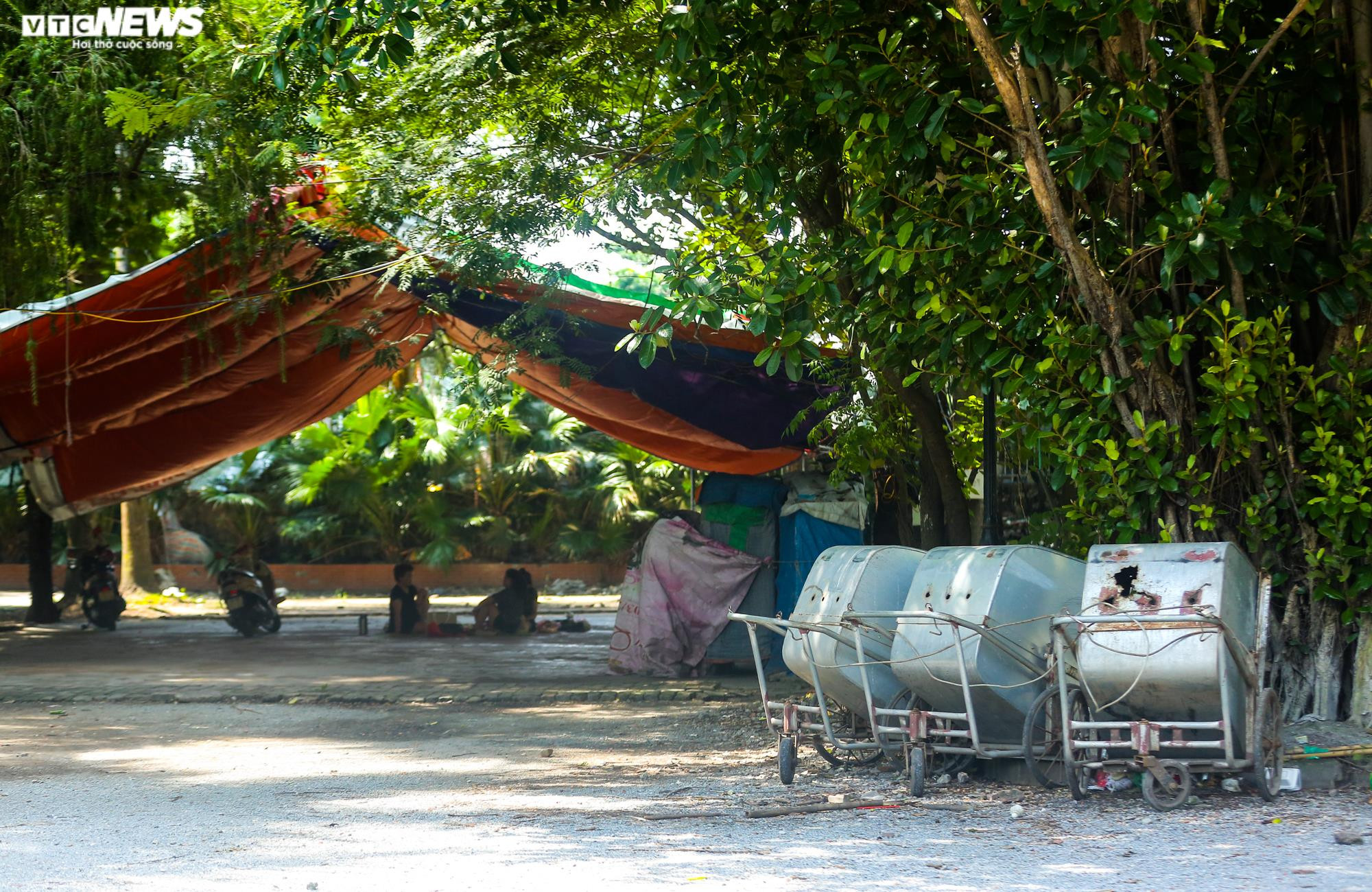 Hà Nội: Hiện trạng Công viên Tuổi trẻ sau hơn 3 tháng tháo dỡ công trình vi phạm - 17