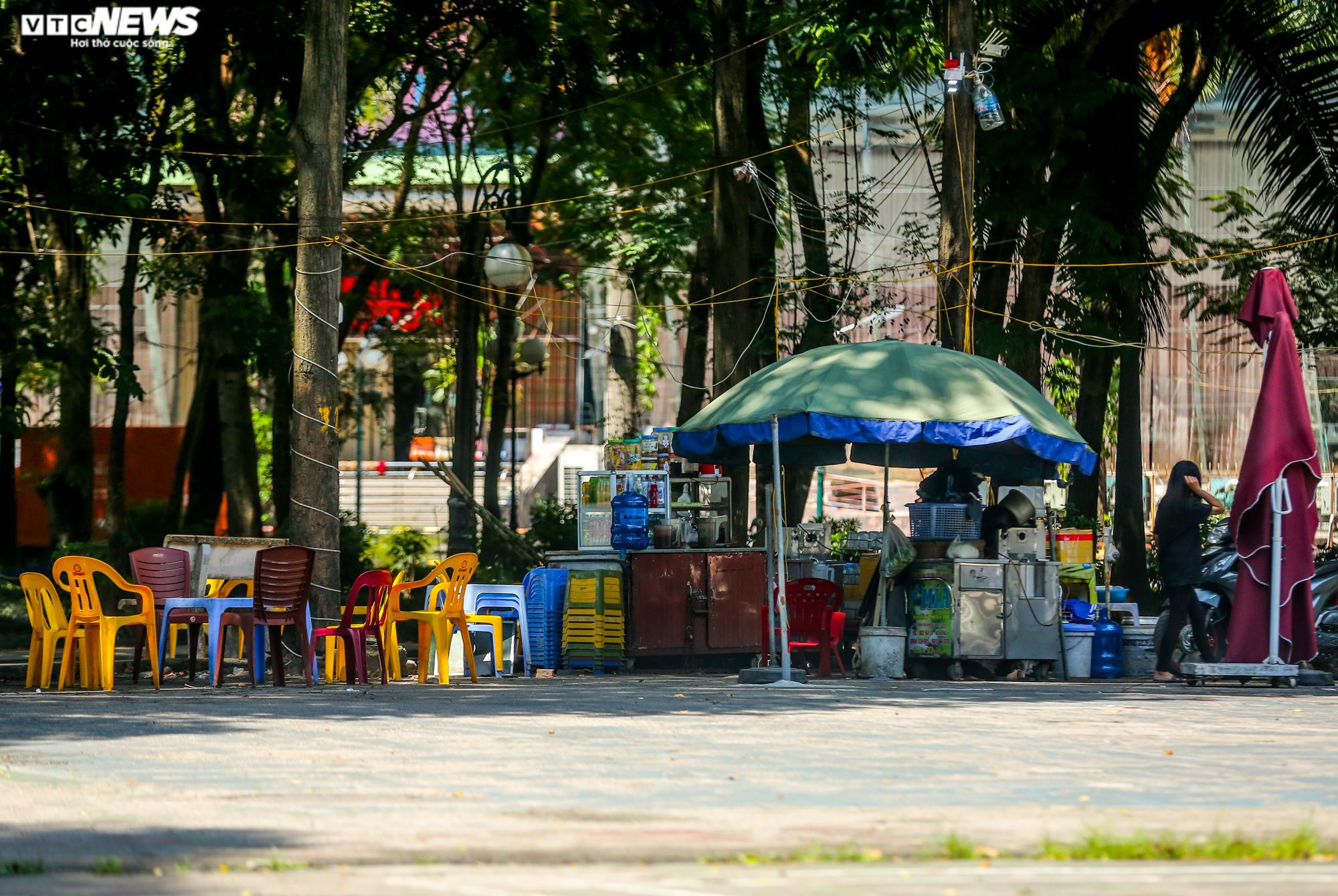 Hà Nội: Hiện trạng Công viên Tuổi trẻ sau hơn 3 tháng tháo dỡ công trình vi phạm - 11