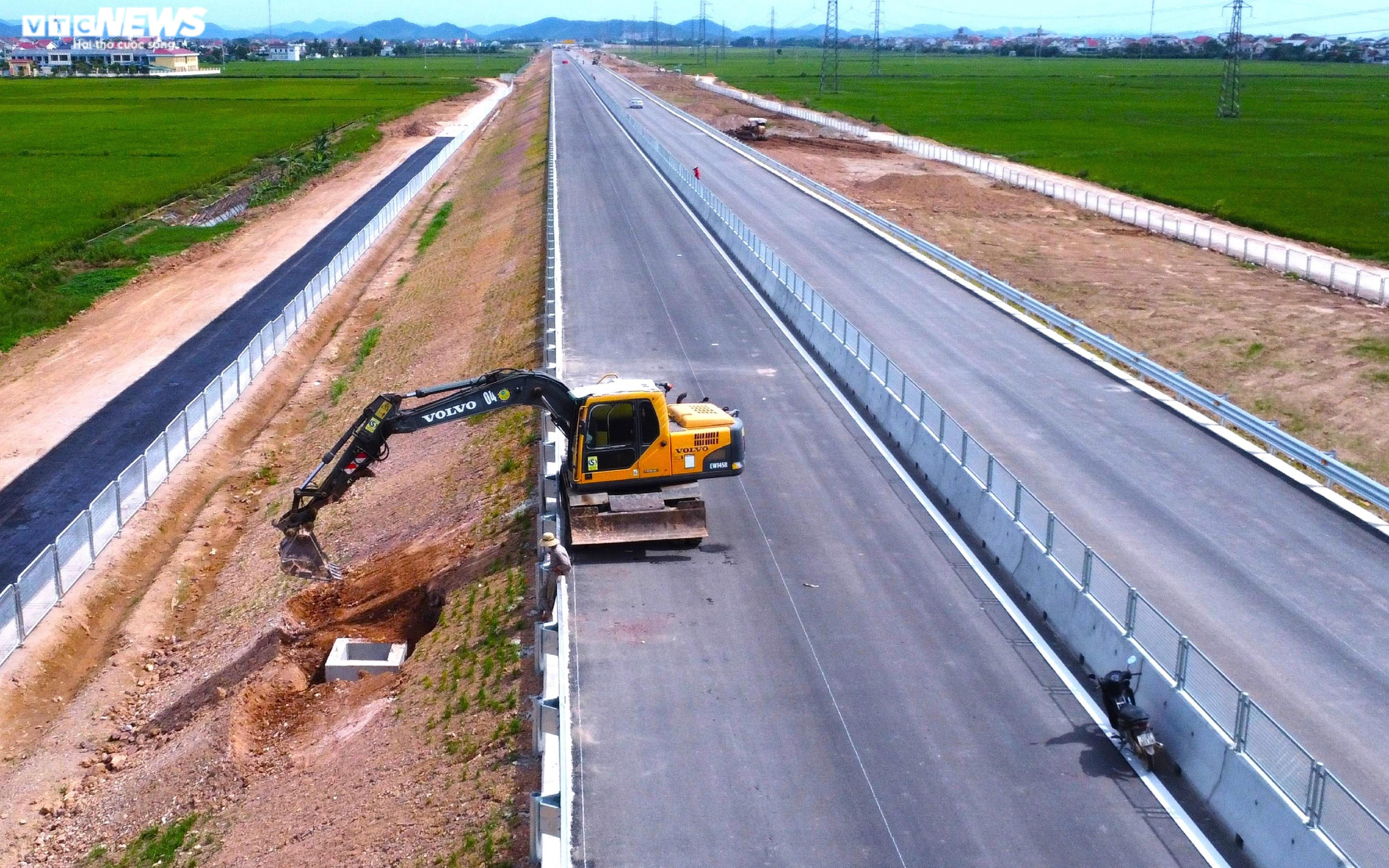 Cận cảnh tuyến đường bộ cao tốc đầu tiên ở Nghệ An trước ngày thông xe - 9