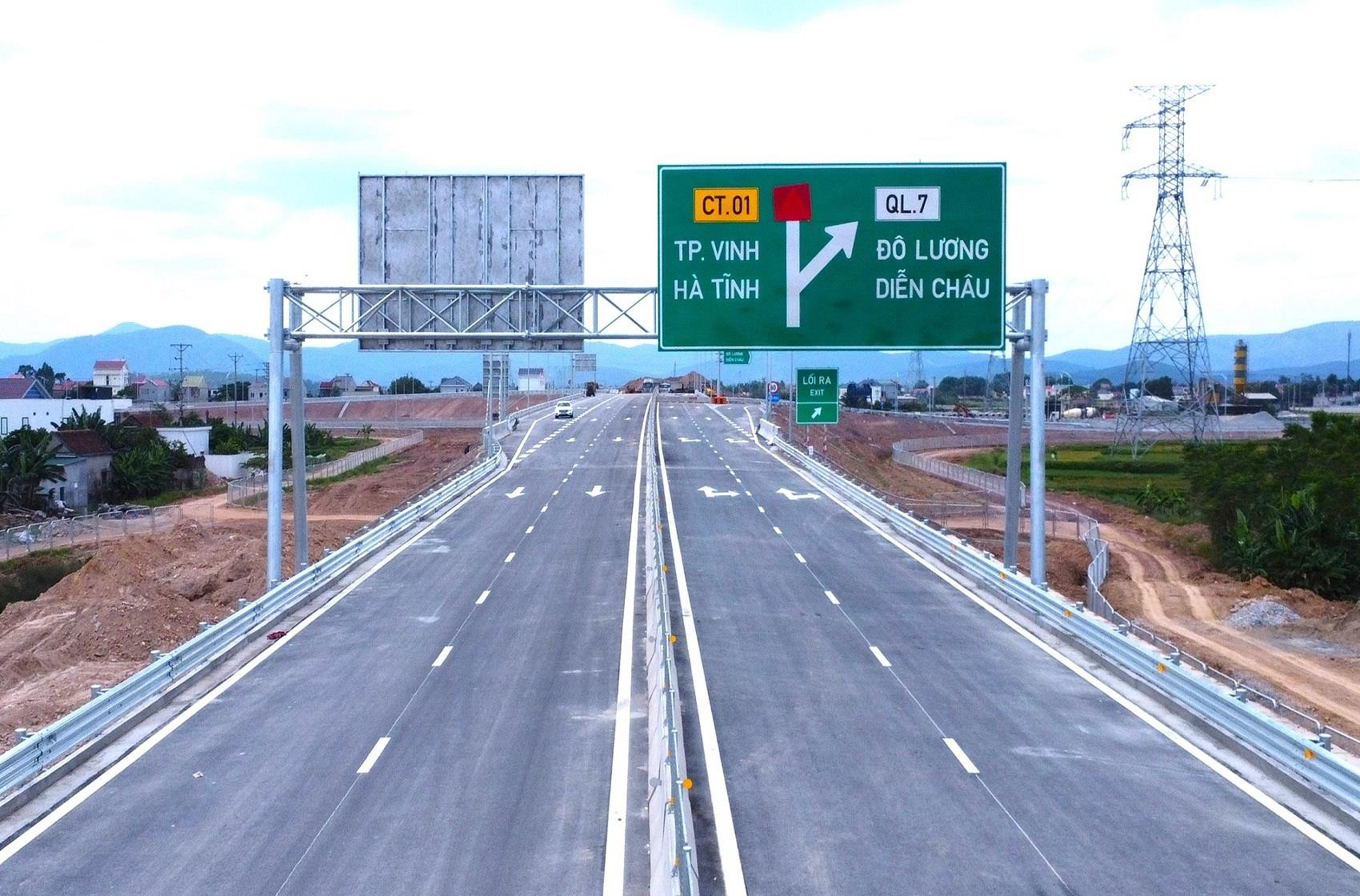 Cận cảnh tuyến đường bộ cao tốc đầu tiên ở Nghệ An trước ngày thông xe - 17