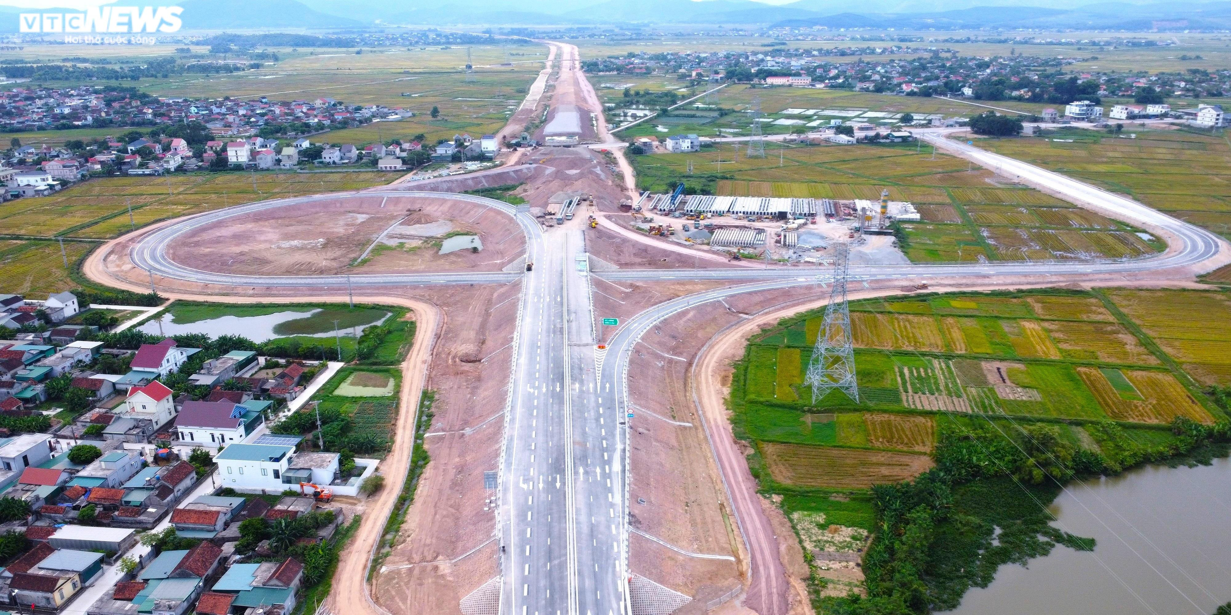 Cận cảnh tuyến đường bộ cao tốc đầu tiên ở Nghệ An trước ngày thông xe - 4