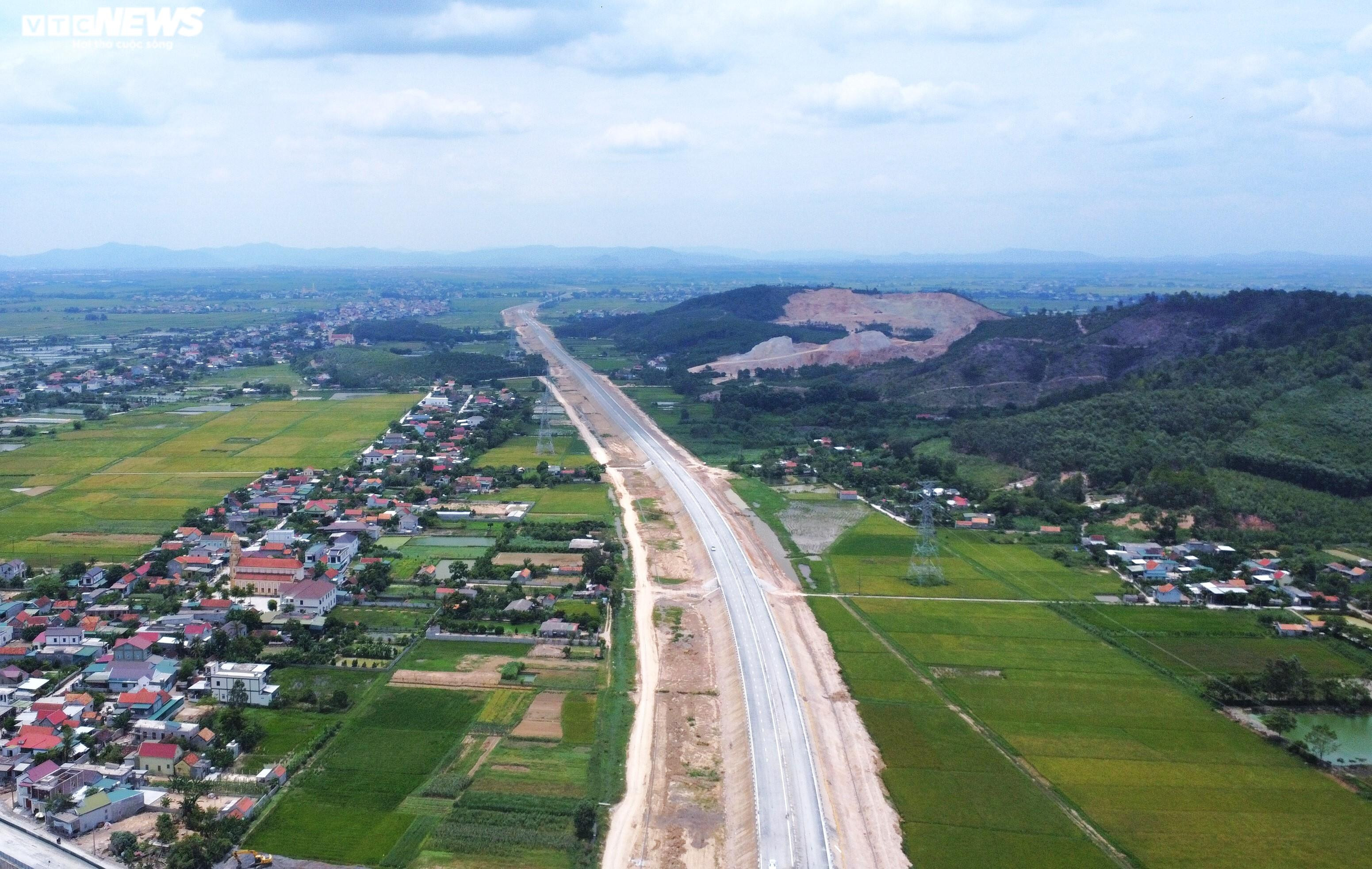 Cận cảnh tuyến đường bộ cao tốc đầu tiên ở Nghệ An trước ngày thông xe - 15