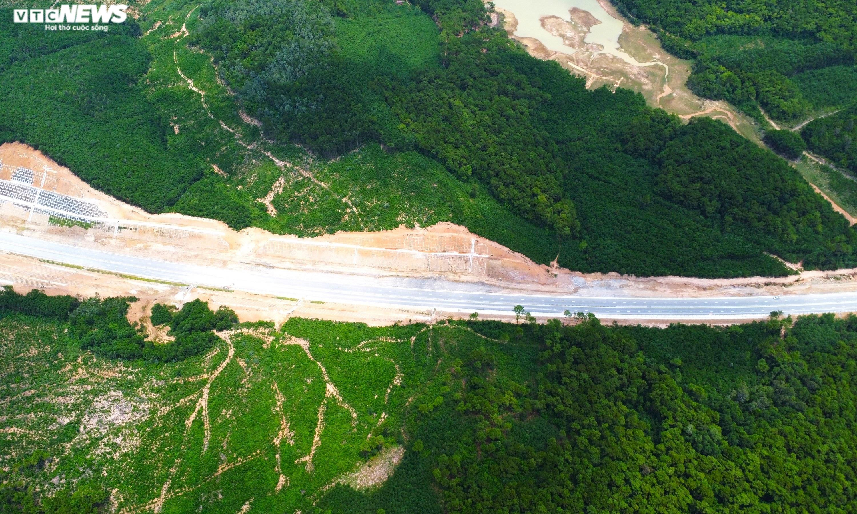 Cận cảnh tuyến đường bộ cao tốc đầu tiên ở Nghệ An trước ngày thông xe - 14