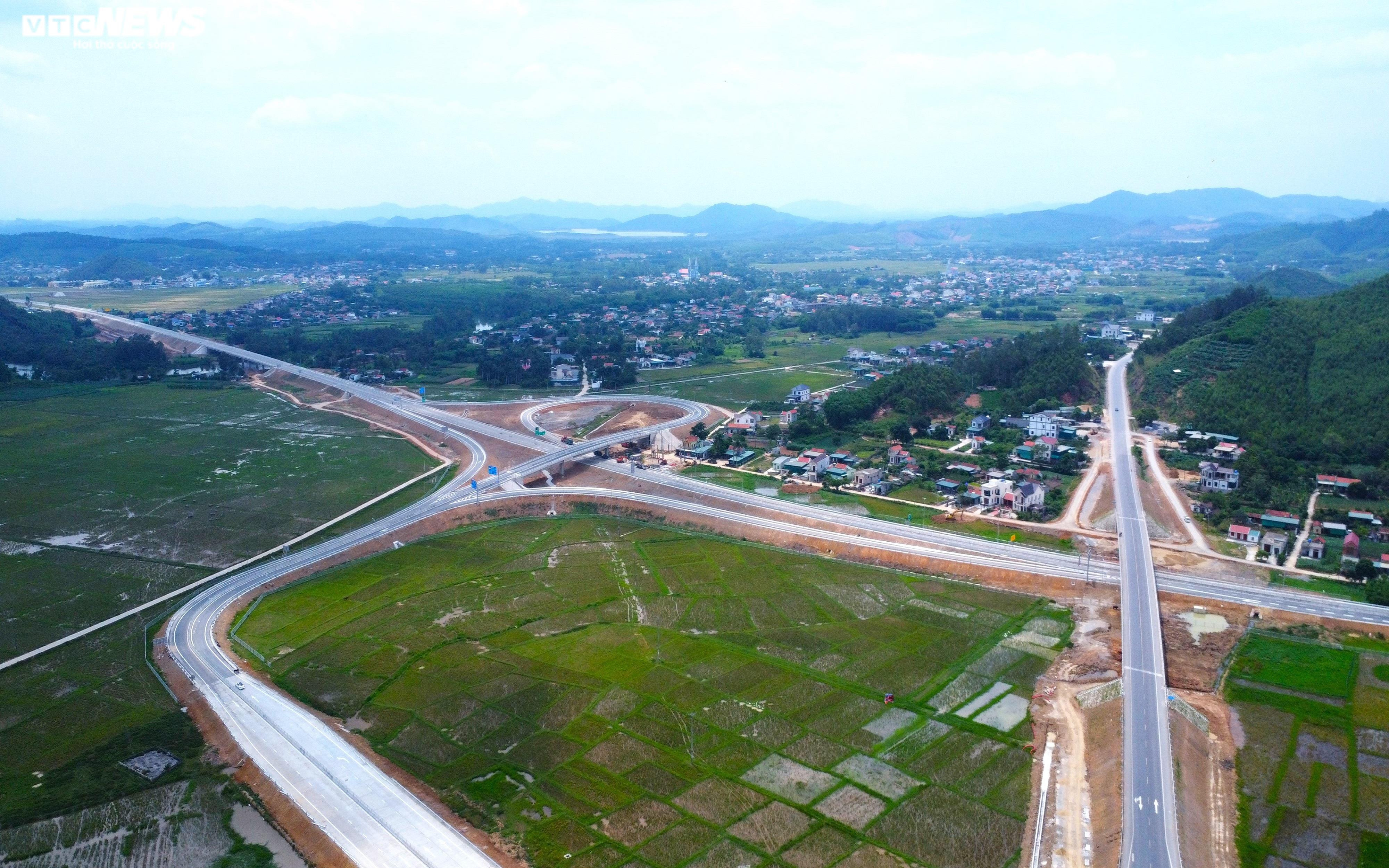 Cận cảnh tuyến đường bộ cao tốc đầu tiên ở Nghệ An trước ngày thông xe - 7